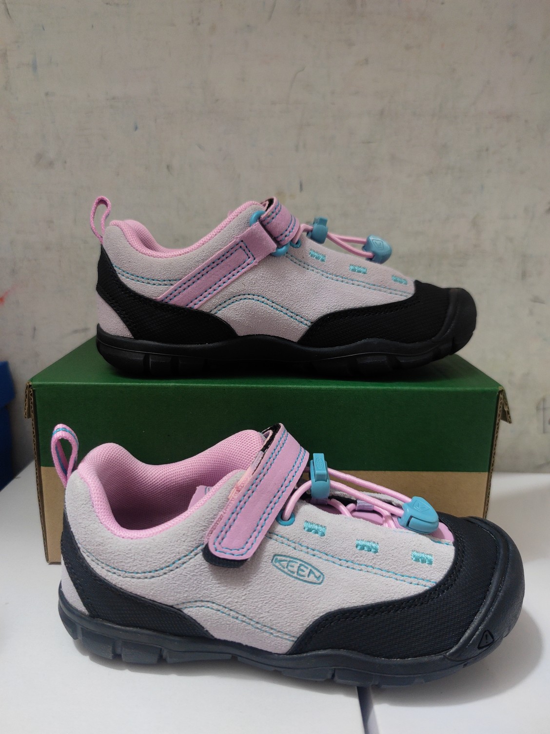 新色😍出 ， 编码：1029423 KEEN 登山鞋24-37 头层麂皮面料防水效果超好 高级感满满 内部搭配的也是鞋垫中的天花板欧仕莱！外出游玩穿它真的就是超级舒服的一天🙈-选品中心