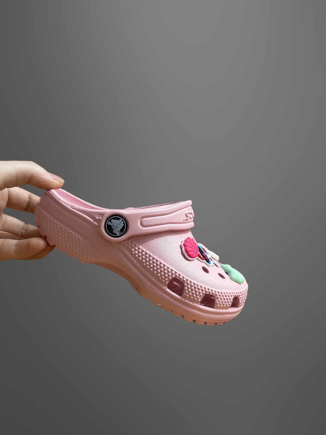 童鞋 配件加+3，可备注男女 尺码：C8=（24-25）C9=(25-26)，C10=(27-28 )，C11=(28-29 )， C12=(29-30 )，C13=(30-31)，J1=(32-33)，J2=(33-34)， J3=(34-35 ) 原厂版本 震撼来袭 ！！！全网独家 原厂外贸订单！！！秒杀市面所有版本没有之一！！！ Crocs卡骆驰Classic clog 运动 经典明星洞洞儿童凉鞋 儿童款 经夏季经典两用沙滩洞洞鞋 凉鞋拖鞋 透明防水袋包装 注意配件需单独购买 超轻Croslite专利材料打造 鞋面更加耐用易清洗 该鞋款轻盈舒适 2002年 经典克骆格诞生 秉承外形简单 穿着舒适的初衷 不断为消费者带来舒适的穿着体验 穿出“趣”味 鞋面洞洞可搭彰显个性的智必星 一鞋两穿 可调节式后跟带增添鞋身的稳固性能 放前面变成愜意舒适的凉拖 放后面行走跑跳更加稳妥 Croslite ™材料 封闭式细胞树脂 能够在体温作用下自动变形以适应脚部形状 涉水性优秀的同时易于清洁 抓地力强 不易打滑 Crocs的核心理念：轻便 灵活 全方位的舒适感-选品中心