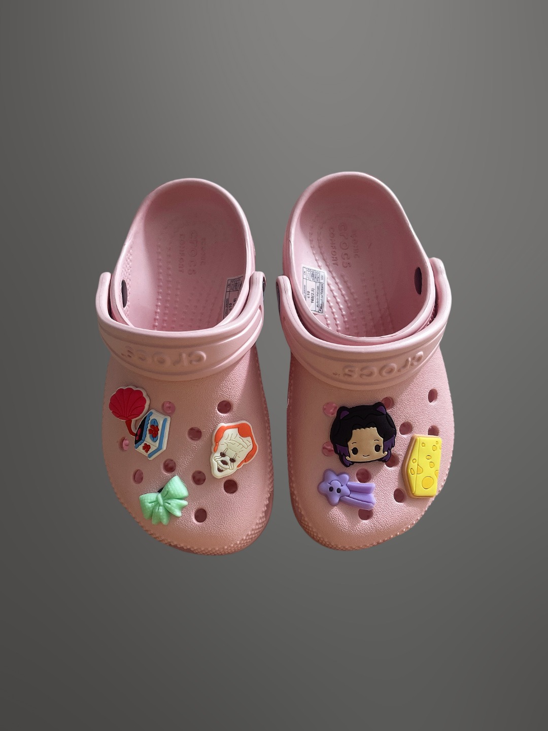 图片[2]-童鞋 配件加+3，可备注男女 尺码：C8=（24-25）C9=(25-26)，C10=(27-28 )，C11=(28-29 )， C12=(29-30 )，C13=(30-31)，J1=(32-33)，J2=(33-34)， J3=(34-35 ) 原厂版本 震撼来袭 ！！！全网独家 原厂外贸订单！！！秒杀市面所有版本没有之一！！！ Crocs卡骆驰Classic clog 运动 经典明星洞洞儿童凉鞋 儿童款 经夏季经典两用沙滩洞洞鞋 凉鞋拖鞋 透明防水袋包装 注意配件需单独购买 超轻Croslite专利材料打造 鞋面更加耐用易清洗 该鞋款轻盈舒适 2002年 经典克骆格诞生 秉承外形简单 穿着舒适的初衷 不断为消费者带来舒适的穿着体验 穿出“趣”味 鞋面洞洞可搭彰显个性的智必星 一鞋两穿 可调节式后跟带增添鞋身的稳固性能 放前面变成愜意舒适的凉拖 放后面行走跑跳更加稳妥 Croslite ™材料 封闭式细胞树脂 能够在体温作用下自动变形以适应脚部形状 涉水性优秀的同时易于清洁 抓地力强 不易打滑 Crocs的核心理念：轻便 灵活 全方位的舒适感-选品中心