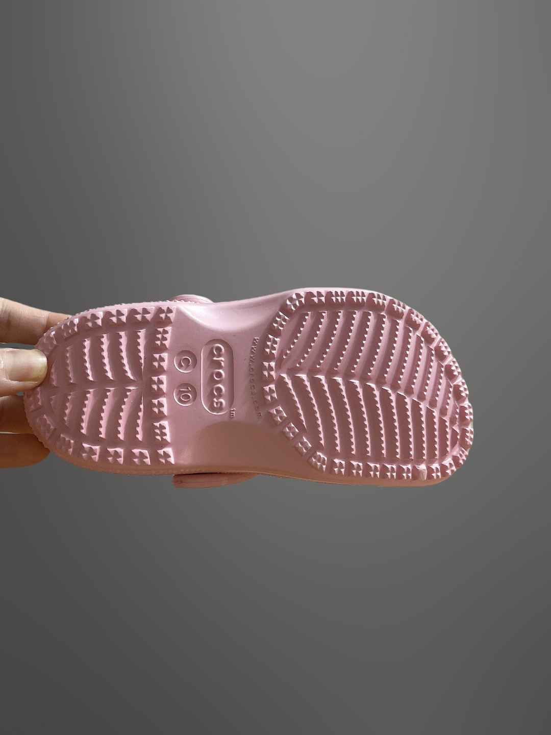 图片[5]-童鞋 配件加+3，可备注男女 尺码：C8=（24-25）C9=(25-26)，C10=(27-28 )，C11=(28-29 )， C12=(29-30 )，C13=(30-31)，J1=(32-33)，J2=(33-34)， J3=(34-35 ) 原厂版本 震撼来袭 ！！！全网独家 原厂外贸订单！！！秒杀市面所有版本没有之一！！！ Crocs卡骆驰Classic clog 运动 经典明星洞洞儿童凉鞋 儿童款 经夏季经典两用沙滩洞洞鞋 凉鞋拖鞋 透明防水袋包装 注意配件需单独购买 超轻Croslite专利材料打造 鞋面更加耐用易清洗 该鞋款轻盈舒适 2002年 经典克骆格诞生 秉承外形简单 穿着舒适的初衷 不断为消费者带来舒适的穿着体验 穿出“趣”味 鞋面洞洞可搭彰显个性的智必星 一鞋两穿 可调节式后跟带增添鞋身的稳固性能 放前面变成愜意舒适的凉拖 放后面行走跑跳更加稳妥 Croslite ™材料 封闭式细胞树脂 能够在体温作用下自动变形以适应脚部形状 涉水性优秀的同时易于清洁 抓地力强 不易打滑 Crocs的核心理念：轻便 灵活 全方位的舒适感-选品中心