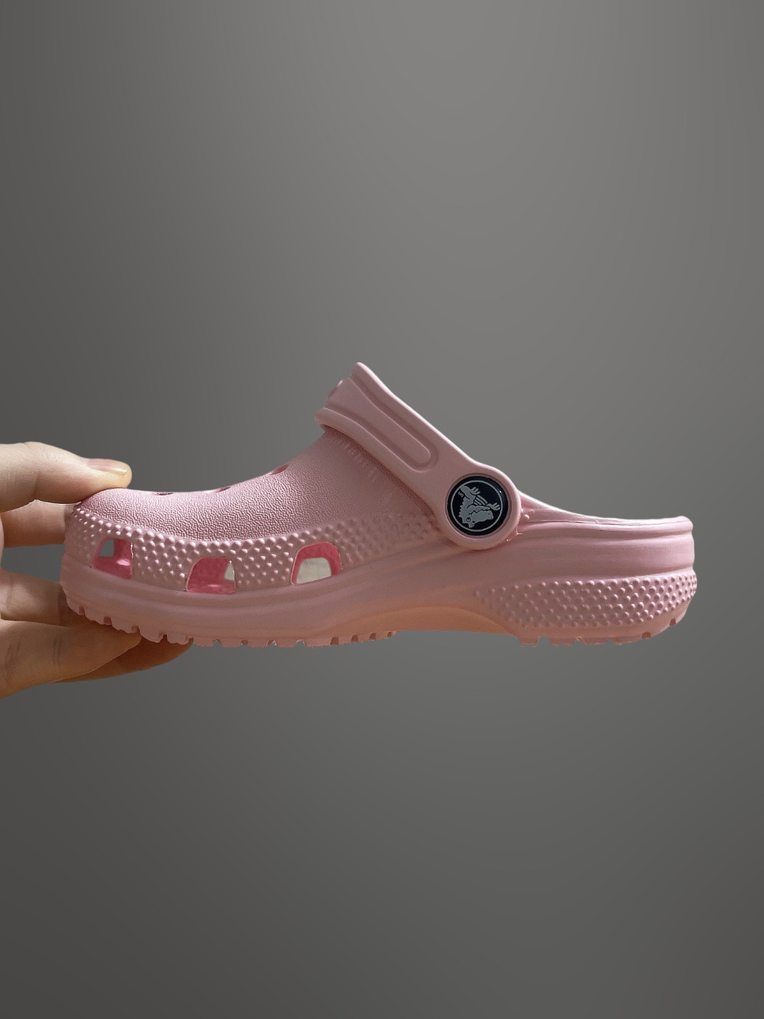 图片[4]-童鞋 配件加+3，可备注男女 尺码：C8=（24-25）C9=(25-26)，C10=(27-28 )，C11=(28-29 )， C12=(29-30 )，C13=(30-31)，J1=(32-33)，J2=(33-34)， J3=(34-35 ) 原厂版本 震撼来袭 ！！！全网独家 原厂外贸订单！！！秒杀市面所有版本没有之一！！！ Crocs卡骆驰Classic clog 运动 经典明星洞洞儿童凉鞋 儿童款 经夏季经典两用沙滩洞洞鞋 凉鞋拖鞋 透明防水袋包装 注意配件需单独购买 超轻Croslite专利材料打造 鞋面更加耐用易清洗 该鞋款轻盈舒适 2002年 经典克骆格诞生 秉承外形简单 穿着舒适的初衷 不断为消费者带来舒适的穿着体验 穿出“趣”味 鞋面洞洞可搭彰显个性的智必星 一鞋两穿 可调节式后跟带增添鞋身的稳固性能 放前面变成愜意舒适的凉拖 放后面行走跑跳更加稳妥 Croslite ™材料 封闭式细胞树脂 能够在体温作用下自动变形以适应脚部形状 涉水性优秀的同时易于清洁 抓地力强 不易打滑 Crocs的核心理念：轻便 灵活 全方位的舒适感-选品中心