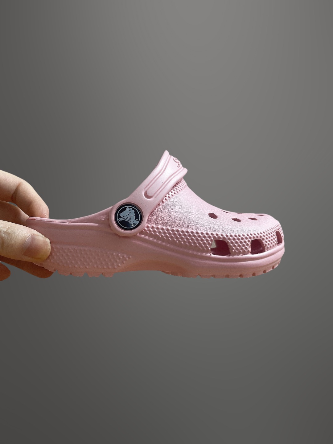 图片[6]-童鞋 配件加+3，可备注男女 尺码：C8=（24-25）C9=(25-26)，C10=(27-28 )，C11=(28-29 )， C12=(29-30 )，C13=(30-31)，J1=(32-33)，J2=(33-34)， J3=(34-35 ) 原厂版本 震撼来袭 ！！！全网独家 原厂外贸订单！！！秒杀市面所有版本没有之一！！！ Crocs卡骆驰Classic clog 运动 经典明星洞洞儿童凉鞋 儿童款 经夏季经典两用沙滩洞洞鞋 凉鞋拖鞋 透明防水袋包装 注意配件需单独购买 超轻Croslite专利材料打造 鞋面更加耐用易清洗 该鞋款轻盈舒适 2002年 经典克骆格诞生 秉承外形简单 穿着舒适的初衷 不断为消费者带来舒适的穿着体验 穿出“趣”味 鞋面洞洞可搭彰显个性的智必星 一鞋两穿 可调节式后跟带增添鞋身的稳固性能 放前面变成愜意舒适的凉拖 放后面行走跑跳更加稳妥 Croslite ™材料 封闭式细胞树脂 能够在体温作用下自动变形以适应脚部形状 涉水性优秀的同时易于清洁 抓地力强 不易打滑 Crocs的核心理念：轻便 灵活 全方位的舒适感-选品中心