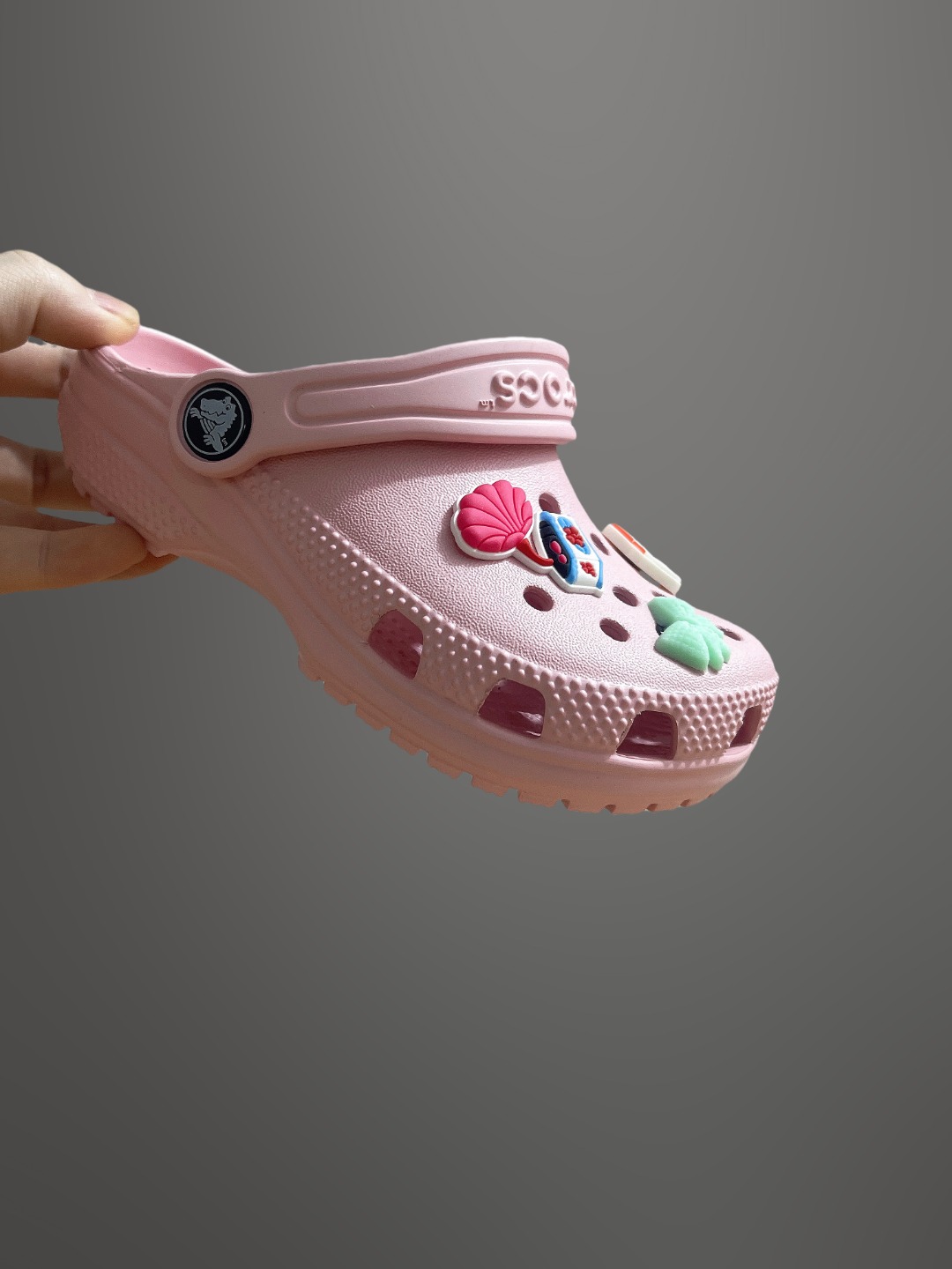 图片[3]-童鞋 配件加+3，可备注男女 尺码：C8=（24-25）C9=(25-26)，C10=(27-28 )，C11=(28-29 )， C12=(29-30 )，C13=(30-31)，J1=(32-33)，J2=(33-34)， J3=(34-35 ) 原厂版本 震撼来袭 ！！！全网独家 原厂外贸订单！！！秒杀市面所有版本没有之一！！！ Crocs卡骆驰Classic clog 运动 经典明星洞洞儿童凉鞋 儿童款 经夏季经典两用沙滩洞洞鞋 凉鞋拖鞋 透明防水袋包装 注意配件需单独购买 超轻Croslite专利材料打造 鞋面更加耐用易清洗 该鞋款轻盈舒适 2002年 经典克骆格诞生 秉承外形简单 穿着舒适的初衷 不断为消费者带来舒适的穿着体验 穿出“趣”味 鞋面洞洞可搭彰显个性的智必星 一鞋两穿 可调节式后跟带增添鞋身的稳固性能 放前面变成愜意舒适的凉拖 放后面行走跑跳更加稳妥 Croslite ™材料 封闭式细胞树脂 能够在体温作用下自动变形以适应脚部形状 涉水性优秀的同时易于清洁 抓地力强 不易打滑 Crocs的核心理念：轻便 灵活 全方位的舒适感-选品中心