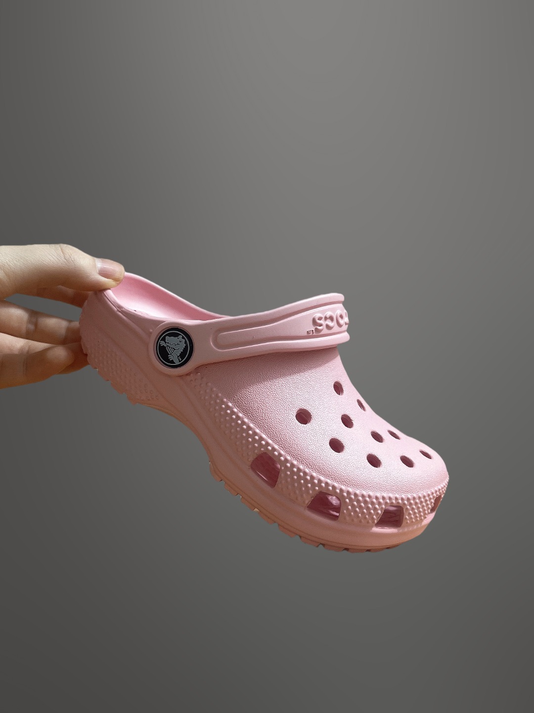 图片[8]-童鞋 配件加+3，可备注男女 尺码：C8=（24-25）C9=(25-26)，C10=(27-28 )，C11=(28-29 )， C12=(29-30 )，C13=(30-31)，J1=(32-33)，J2=(33-34)， J3=(34-35 ) 原厂版本 震撼来袭 ！！！全网独家 原厂外贸订单！！！秒杀市面所有版本没有之一！！！ Crocs卡骆驰Classic clog 运动 经典明星洞洞儿童凉鞋 儿童款 经夏季经典两用沙滩洞洞鞋 凉鞋拖鞋 透明防水袋包装 注意配件需单独购买 超轻Croslite专利材料打造 鞋面更加耐用易清洗 该鞋款轻盈舒适 2002年 经典克骆格诞生 秉承外形简单 穿着舒适的初衷 不断为消费者带来舒适的穿着体验 穿出“趣”味 鞋面洞洞可搭彰显个性的智必星 一鞋两穿 可调节式后跟带增添鞋身的稳固性能 放前面变成愜意舒适的凉拖 放后面行走跑跳更加稳妥 Croslite ™材料 封闭式细胞树脂 能够在体温作用下自动变形以适应脚部形状 涉水性优秀的同时易于清洁 抓地力强 不易打滑 Crocs的核心理念：轻便 灵活 全方位的舒适感-选品中心