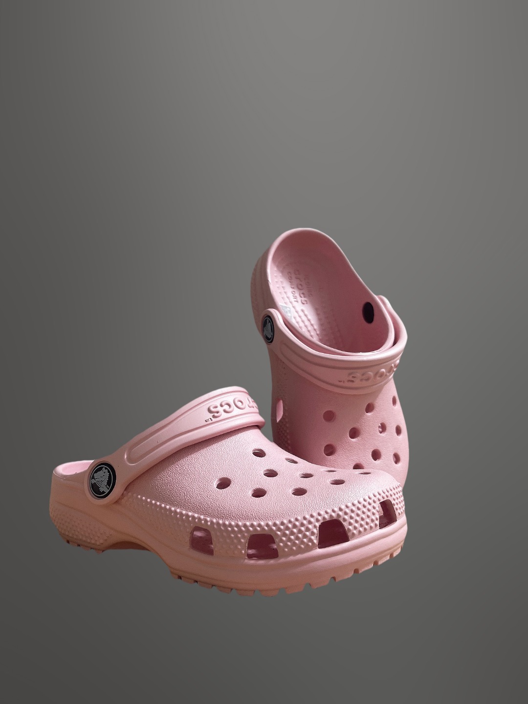 图片[9]-童鞋 配件加+3，可备注男女 尺码：C8=（24-25）C9=(25-26)，C10=(27-28 )，C11=(28-29 )， C12=(29-30 )，C13=(30-31)，J1=(32-33)，J2=(33-34)， J3=(34-35 ) 原厂版本 震撼来袭 ！！！全网独家 原厂外贸订单！！！秒杀市面所有版本没有之一！！！ Crocs卡骆驰Classic clog 运动 经典明星洞洞儿童凉鞋 儿童款 经夏季经典两用沙滩洞洞鞋 凉鞋拖鞋 透明防水袋包装 注意配件需单独购买 超轻Croslite专利材料打造 鞋面更加耐用易清洗 该鞋款轻盈舒适 2002年 经典克骆格诞生 秉承外形简单 穿着舒适的初衷 不断为消费者带来舒适的穿着体验 穿出“趣”味 鞋面洞洞可搭彰显个性的智必星 一鞋两穿 可调节式后跟带增添鞋身的稳固性能 放前面变成愜意舒适的凉拖 放后面行走跑跳更加稳妥 Croslite ™材料 封闭式细胞树脂 能够在体温作用下自动变形以适应脚部形状 涉水性优秀的同时易于清洁 抓地力强 不易打滑 Crocs的核心理念：轻便 灵活 全方位的舒适感-选品中心