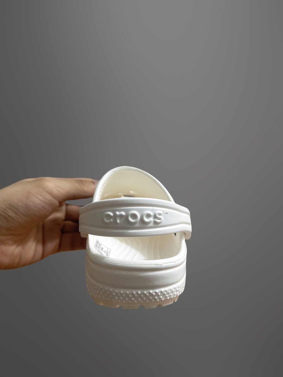 图片[4]-童鞋 配件加+3，可备注男女 尺码：C8=（24-25）C9=(25-26)，C10=(27-28 )，C11=(28-29 )， C12=(29-30 )，C13=(30-31)，J1=(32-33)，J2=(33-34)， J3=(34-35 ) 原厂版本 震撼来袭 ！！！全网独家 原厂外贸订单！！！秒杀市面所有版本没有之一！！！ Crocs卡骆驰Classic clog 运动 经典明星洞洞儿童凉鞋 儿童款 经夏季经典两用沙滩洞洞鞋 凉鞋拖鞋 透明防水袋包装 注意配件需单独购买 超轻Croslite专利材料打造 鞋面更加耐用易清洗 该鞋款轻盈舒适 2002年 经典克骆格诞生 秉承外形简单 穿着舒适的初衷 不断为消费者带来舒适的穿着体验 穿出“趣”味 鞋面洞洞可搭彰显个性的智必星 一鞋两穿 可调节式后跟带增添鞋身的稳固性能 放前面变成愜意舒适的凉拖 放后面行走跑跳更加稳妥 Croslite ™材料 封闭式细胞树脂 能够在体温作用下自动变形以适应脚部形状 涉水性优秀的同时易于清洁 抓地力强 不易打滑 Crocs的核心理念：轻便 灵活 全方位的舒适感-选品中心