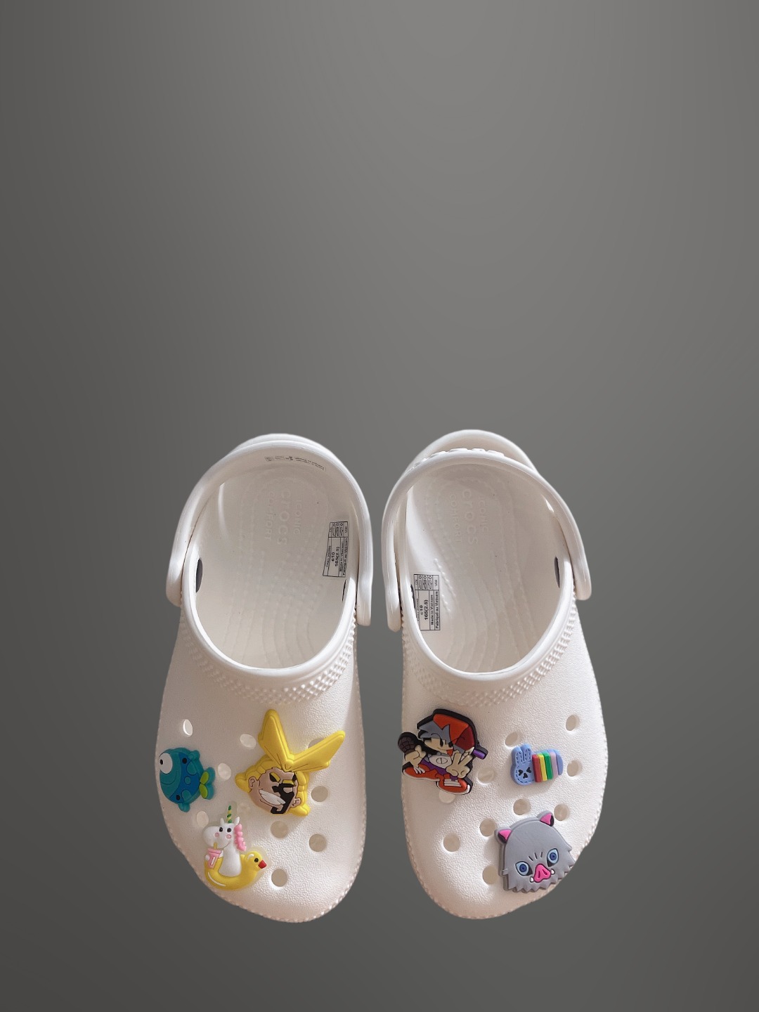 图片[3]-童鞋 配件加+3，可备注男女 尺码：C8=（24-25）C9=(25-26)，C10=(27-28 )，C11=(28-29 )， C12=(29-30 )，C13=(30-31)，J1=(32-33)，J2=(33-34)， J3=(34-35 ) 原厂版本 震撼来袭 ！！！全网独家 原厂外贸订单！！！秒杀市面所有版本没有之一！！！ Crocs卡骆驰Classic clog 运动 经典明星洞洞儿童凉鞋 儿童款 经夏季经典两用沙滩洞洞鞋 凉鞋拖鞋 透明防水袋包装 注意配件需单独购买 超轻Croslite专利材料打造 鞋面更加耐用易清洗 该鞋款轻盈舒适 2002年 经典克骆格诞生 秉承外形简单 穿着舒适的初衷 不断为消费者带来舒适的穿着体验 穿出“趣”味 鞋面洞洞可搭彰显个性的智必星 一鞋两穿 可调节式后跟带增添鞋身的稳固性能 放前面变成愜意舒适的凉拖 放后面行走跑跳更加稳妥 Croslite ™材料 封闭式细胞树脂 能够在体温作用下自动变形以适应脚部形状 涉水性优秀的同时易于清洁 抓地力强 不易打滑 Crocs的核心理念：轻便 灵活 全方位的舒适感-选品中心