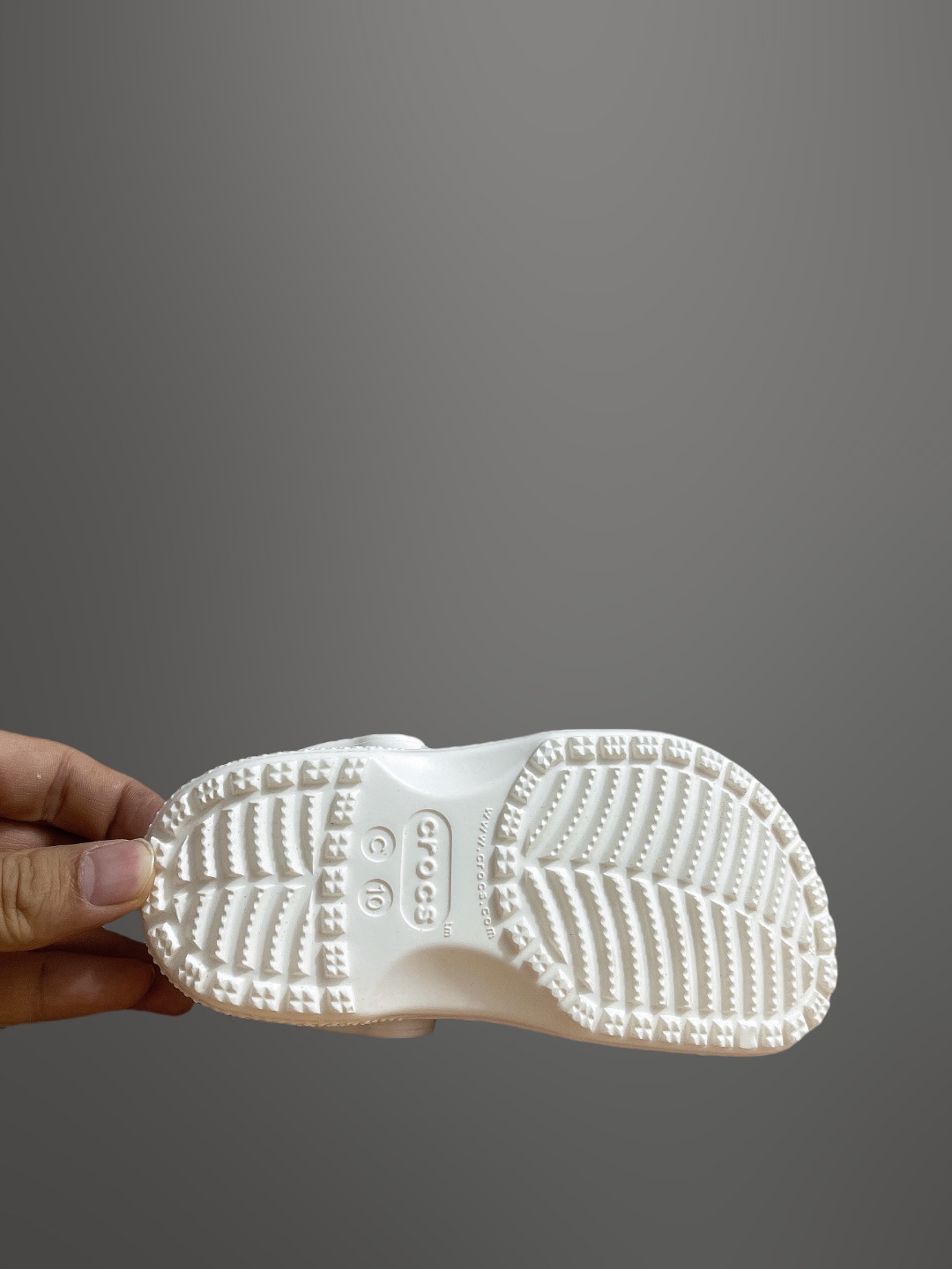 图片[5]-童鞋 配件加+3，可备注男女 尺码：C8=（24-25）C9=(25-26)，C10=(27-28 )，C11=(28-29 )， C12=(29-30 )，C13=(30-31)，J1=(32-33)，J2=(33-34)， J3=(34-35 ) 原厂版本 震撼来袭 ！！！全网独家 原厂外贸订单！！！秒杀市面所有版本没有之一！！！ Crocs卡骆驰Classic clog 运动 经典明星洞洞儿童凉鞋 儿童款 经夏季经典两用沙滩洞洞鞋 凉鞋拖鞋 透明防水袋包装 注意配件需单独购买 超轻Croslite专利材料打造 鞋面更加耐用易清洗 该鞋款轻盈舒适 2002年 经典克骆格诞生 秉承外形简单 穿着舒适的初衷 不断为消费者带来舒适的穿着体验 穿出“趣”味 鞋面洞洞可搭彰显个性的智必星 一鞋两穿 可调节式后跟带增添鞋身的稳固性能 放前面变成愜意舒适的凉拖 放后面行走跑跳更加稳妥 Croslite ™材料 封闭式细胞树脂 能够在体温作用下自动变形以适应脚部形状 涉水性优秀的同时易于清洁 抓地力强 不易打滑 Crocs的核心理念：轻便 灵活 全方位的舒适感-选品中心