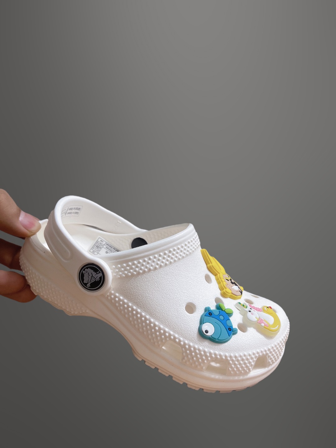 图片[2]-童鞋 配件加+3，可备注男女 尺码：C8=（24-25）C9=(25-26)，C10=(27-28 )，C11=(28-29 )， C12=(29-30 )，C13=(30-31)，J1=(32-33)，J2=(33-34)， J3=(34-35 ) 原厂版本 震撼来袭 ！！！全网独家 原厂外贸订单！！！秒杀市面所有版本没有之一！！！ Crocs卡骆驰Classic clog 运动 经典明星洞洞儿童凉鞋 儿童款 经夏季经典两用沙滩洞洞鞋 凉鞋拖鞋 透明防水袋包装 注意配件需单独购买 超轻Croslite专利材料打造 鞋面更加耐用易清洗 该鞋款轻盈舒适 2002年 经典克骆格诞生 秉承外形简单 穿着舒适的初衷 不断为消费者带来舒适的穿着体验 穿出“趣”味 鞋面洞洞可搭彰显个性的智必星 一鞋两穿 可调节式后跟带增添鞋身的稳固性能 放前面变成愜意舒适的凉拖 放后面行走跑跳更加稳妥 Croslite ™材料 封闭式细胞树脂 能够在体温作用下自动变形以适应脚部形状 涉水性优秀的同时易于清洁 抓地力强 不易打滑 Crocs的核心理念：轻便 灵活 全方位的舒适感-选品中心