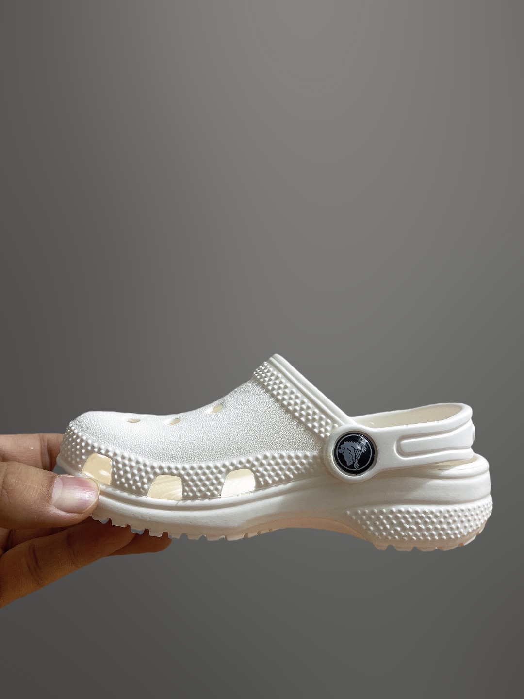 图片[8]-童鞋 配件加+3，可备注男女 尺码：C8=（24-25）C9=(25-26)，C10=(27-28 )，C11=(28-29 )， C12=(29-30 )，C13=(30-31)，J1=(32-33)，J2=(33-34)， J3=(34-35 ) 原厂版本 震撼来袭 ！！！全网独家 原厂外贸订单！！！秒杀市面所有版本没有之一！！！ Crocs卡骆驰Classic clog 运动 经典明星洞洞儿童凉鞋 儿童款 经夏季经典两用沙滩洞洞鞋 凉鞋拖鞋 透明防水袋包装 注意配件需单独购买 超轻Croslite专利材料打造 鞋面更加耐用易清洗 该鞋款轻盈舒适 2002年 经典克骆格诞生 秉承外形简单 穿着舒适的初衷 不断为消费者带来舒适的穿着体验 穿出“趣”味 鞋面洞洞可搭彰显个性的智必星 一鞋两穿 可调节式后跟带增添鞋身的稳固性能 放前面变成愜意舒适的凉拖 放后面行走跑跳更加稳妥 Croslite ™材料 封闭式细胞树脂 能够在体温作用下自动变形以适应脚部形状 涉水性优秀的同时易于清洁 抓地力强 不易打滑 Crocs的核心理念：轻便 灵活 全方位的舒适感-选品中心