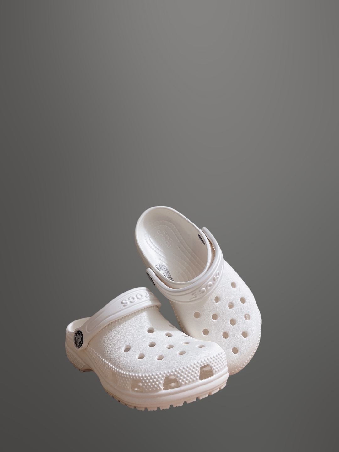 图片[9]-童鞋 配件加+3，可备注男女 尺码：C8=（24-25）C9=(25-26)，C10=(27-28 )，C11=(28-29 )， C12=(29-30 )，C13=(30-31)，J1=(32-33)，J2=(33-34)， J3=(34-35 ) 原厂版本 震撼来袭 ！！！全网独家 原厂外贸订单！！！秒杀市面所有版本没有之一！！！ Crocs卡骆驰Classic clog 运动 经典明星洞洞儿童凉鞋 儿童款 经夏季经典两用沙滩洞洞鞋 凉鞋拖鞋 透明防水袋包装 注意配件需单独购买 超轻Croslite专利材料打造 鞋面更加耐用易清洗 该鞋款轻盈舒适 2002年 经典克骆格诞生 秉承外形简单 穿着舒适的初衷 不断为消费者带来舒适的穿着体验 穿出“趣”味 鞋面洞洞可搭彰显个性的智必星 一鞋两穿 可调节式后跟带增添鞋身的稳固性能 放前面变成愜意舒适的凉拖 放后面行走跑跳更加稳妥 Croslite ™材料 封闭式细胞树脂 能够在体温作用下自动变形以适应脚部形状 涉水性优秀的同时易于清洁 抓地力强 不易打滑 Crocs的核心理念：轻便 灵活 全方位的舒适感-选品中心