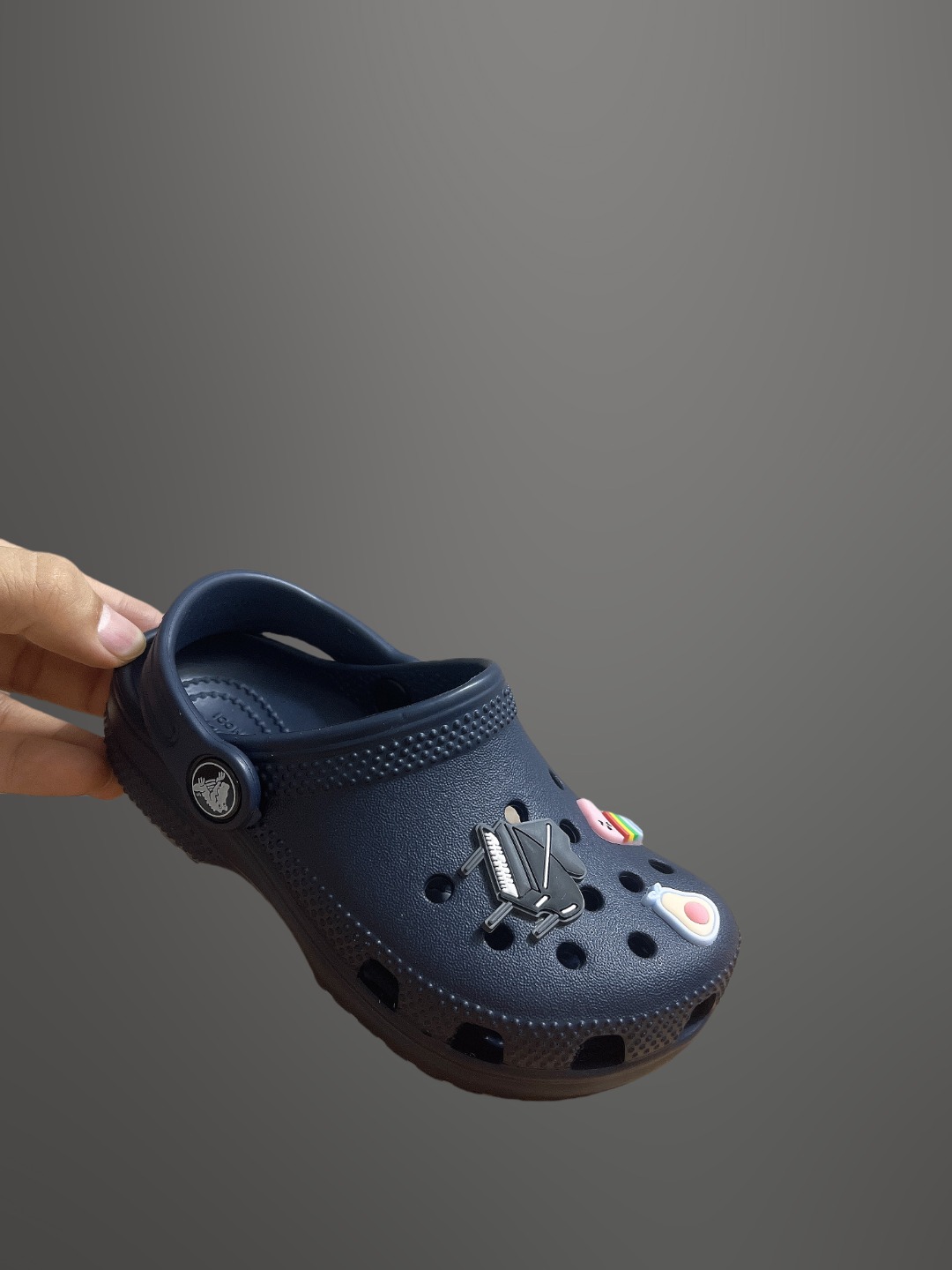 童鞋 配件加+3，可备注男女 尺码：C8=（24-25）C9=(25-26)，C10=(27-28 )，C11=(28-29 )， C12=(29-30 )，C13=(30-31)，J1=(32-33)，J2=(33-34)， J3=(34-35 ) 原厂版本 震撼来袭 ！！！全网独家 原厂外贸订单！！！秒杀市面所有版本没有之一！！！ Crocs卡骆驰Classic clog 运动 经典明星洞洞儿童凉鞋 儿童款 经夏季经典两用沙滩洞洞鞋 凉鞋拖鞋 透明防水袋包装 注意配件需单独购买 超轻Croslite专利材料打造 鞋面更加耐用易清洗 该鞋款轻盈舒适 2002年 经典克骆格诞生 秉承外形简单 穿着舒适的初衷 不断为消费者带来舒适的穿着体验 穿出“趣”味 鞋面洞洞可搭彰显个性的智必星 一鞋两穿 可调节式后跟带增添鞋身的稳固性能 放前面变成愜意舒适的凉拖 放后面行走跑跳更加稳妥 Croslite ™材料 封闭式细胞树脂 能够在体温作用下自动变形以适应脚部形状 涉水性优秀的同时易于清洁 抓地力强 不易打滑 Crocs的核心理念：轻便 灵活 全方位的舒适感-选品中心