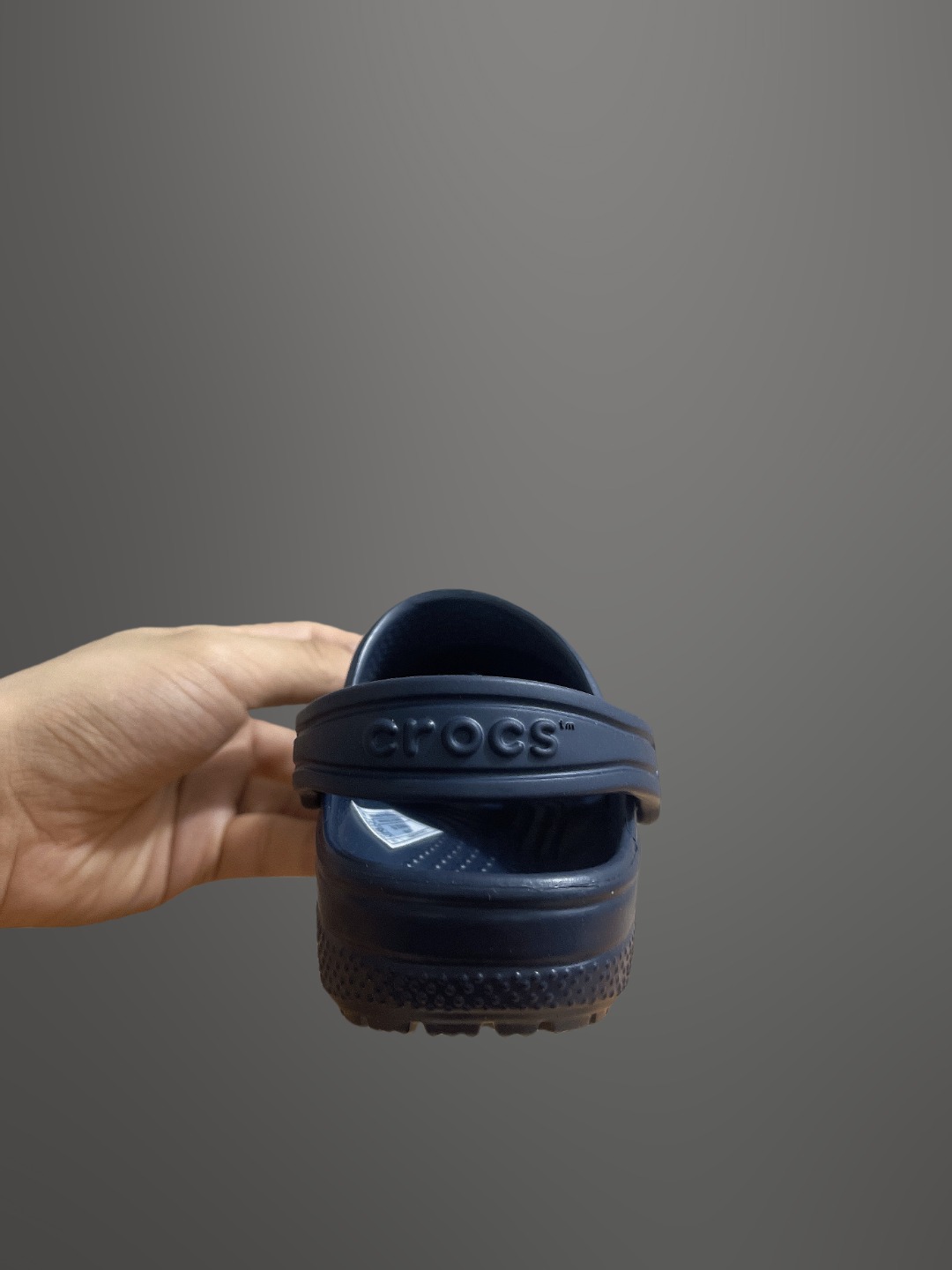 图片[4]-童鞋 配件加+3，可备注男女 尺码：C8=（24-25）C9=(25-26)，C10=(27-28 )，C11=(28-29 )， C12=(29-30 )，C13=(30-31)，J1=(32-33)，J2=(33-34)， J3=(34-35 ) 原厂版本 震撼来袭 ！！！全网独家 原厂外贸订单！！！秒杀市面所有版本没有之一！！！ Crocs卡骆驰Classic clog 运动 经典明星洞洞儿童凉鞋 儿童款 经夏季经典两用沙滩洞洞鞋 凉鞋拖鞋 透明防水袋包装 注意配件需单独购买 超轻Croslite专利材料打造 鞋面更加耐用易清洗 该鞋款轻盈舒适 2002年 经典克骆格诞生 秉承外形简单 穿着舒适的初衷 不断为消费者带来舒适的穿着体验 穿出“趣”味 鞋面洞洞可搭彰显个性的智必星 一鞋两穿 可调节式后跟带增添鞋身的稳固性能 放前面变成愜意舒适的凉拖 放后面行走跑跳更加稳妥 Croslite ™材料 封闭式细胞树脂 能够在体温作用下自动变形以适应脚部形状 涉水性优秀的同时易于清洁 抓地力强 不易打滑 Crocs的核心理念：轻便 灵活 全方位的舒适感-选品中心