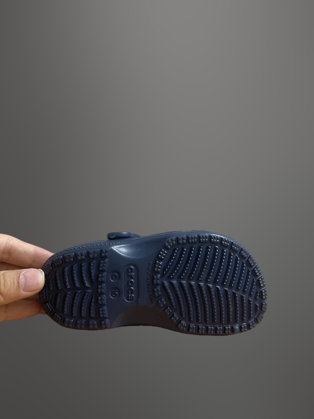 图片[5]-童鞋 配件加+3，可备注男女 尺码：C8=（24-25）C9=(25-26)，C10=(27-28 )，C11=(28-29 )， C12=(29-30 )，C13=(30-31)，J1=(32-33)，J2=(33-34)， J3=(34-35 ) 原厂版本 震撼来袭 ！！！全网独家 原厂外贸订单！！！秒杀市面所有版本没有之一！！！ Crocs卡骆驰Classic clog 运动 经典明星洞洞儿童凉鞋 儿童款 经夏季经典两用沙滩洞洞鞋 凉鞋拖鞋 透明防水袋包装 注意配件需单独购买 超轻Croslite专利材料打造 鞋面更加耐用易清洗 该鞋款轻盈舒适 2002年 经典克骆格诞生 秉承外形简单 穿着舒适的初衷 不断为消费者带来舒适的穿着体验 穿出“趣”味 鞋面洞洞可搭彰显个性的智必星 一鞋两穿 可调节式后跟带增添鞋身的稳固性能 放前面变成愜意舒适的凉拖 放后面行走跑跳更加稳妥 Croslite ™材料 封闭式细胞树脂 能够在体温作用下自动变形以适应脚部形状 涉水性优秀的同时易于清洁 抓地力强 不易打滑 Crocs的核心理念：轻便 灵活 全方位的舒适感-选品中心