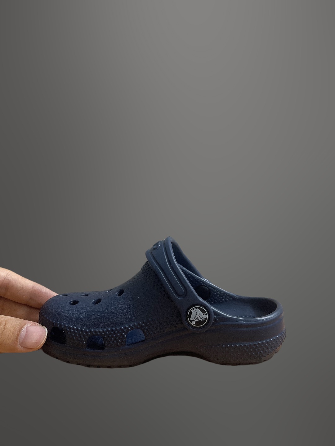 图片[6]-童鞋 配件加+3，可备注男女 尺码：C8=（24-25）C9=(25-26)，C10=(27-28 )，C11=(28-29 )， C12=(29-30 )，C13=(30-31)，J1=(32-33)，J2=(33-34)， J3=(34-35 ) 原厂版本 震撼来袭 ！！！全网独家 原厂外贸订单！！！秒杀市面所有版本没有之一！！！ Crocs卡骆驰Classic clog 运动 经典明星洞洞儿童凉鞋 儿童款 经夏季经典两用沙滩洞洞鞋 凉鞋拖鞋 透明防水袋包装 注意配件需单独购买 超轻Croslite专利材料打造 鞋面更加耐用易清洗 该鞋款轻盈舒适 2002年 经典克骆格诞生 秉承外形简单 穿着舒适的初衷 不断为消费者带来舒适的穿着体验 穿出“趣”味 鞋面洞洞可搭彰显个性的智必星 一鞋两穿 可调节式后跟带增添鞋身的稳固性能 放前面变成愜意舒适的凉拖 放后面行走跑跳更加稳妥 Croslite ™材料 封闭式细胞树脂 能够在体温作用下自动变形以适应脚部形状 涉水性优秀的同时易于清洁 抓地力强 不易打滑 Crocs的核心理念：轻便 灵活 全方位的舒适感-选品中心