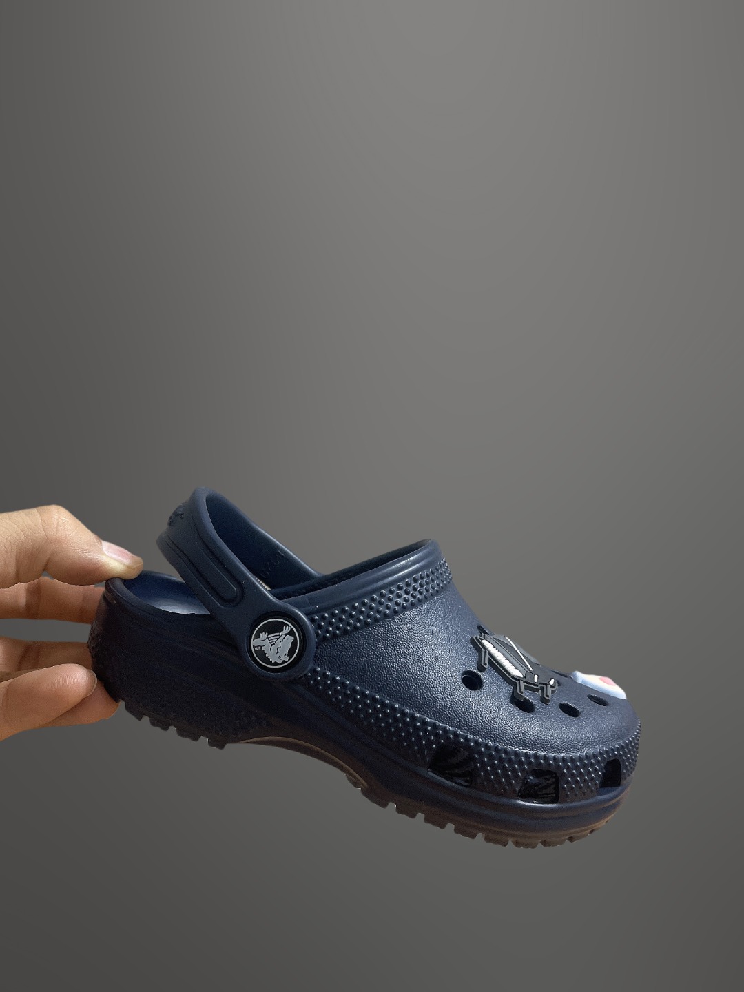 图片[3]-童鞋 配件加+3，可备注男女 尺码：C8=（24-25）C9=(25-26)，C10=(27-28 )，C11=(28-29 )， C12=(29-30 )，C13=(30-31)，J1=(32-33)，J2=(33-34)， J3=(34-35 ) 原厂版本 震撼来袭 ！！！全网独家 原厂外贸订单！！！秒杀市面所有版本没有之一！！！ Crocs卡骆驰Classic clog 运动 经典明星洞洞儿童凉鞋 儿童款 经夏季经典两用沙滩洞洞鞋 凉鞋拖鞋 透明防水袋包装 注意配件需单独购买 超轻Croslite专利材料打造 鞋面更加耐用易清洗 该鞋款轻盈舒适 2002年 经典克骆格诞生 秉承外形简单 穿着舒适的初衷 不断为消费者带来舒适的穿着体验 穿出“趣”味 鞋面洞洞可搭彰显个性的智必星 一鞋两穿 可调节式后跟带增添鞋身的稳固性能 放前面变成愜意舒适的凉拖 放后面行走跑跳更加稳妥 Croslite ™材料 封闭式细胞树脂 能够在体温作用下自动变形以适应脚部形状 涉水性优秀的同时易于清洁 抓地力强 不易打滑 Crocs的核心理念：轻便 灵活 全方位的舒适感-选品中心