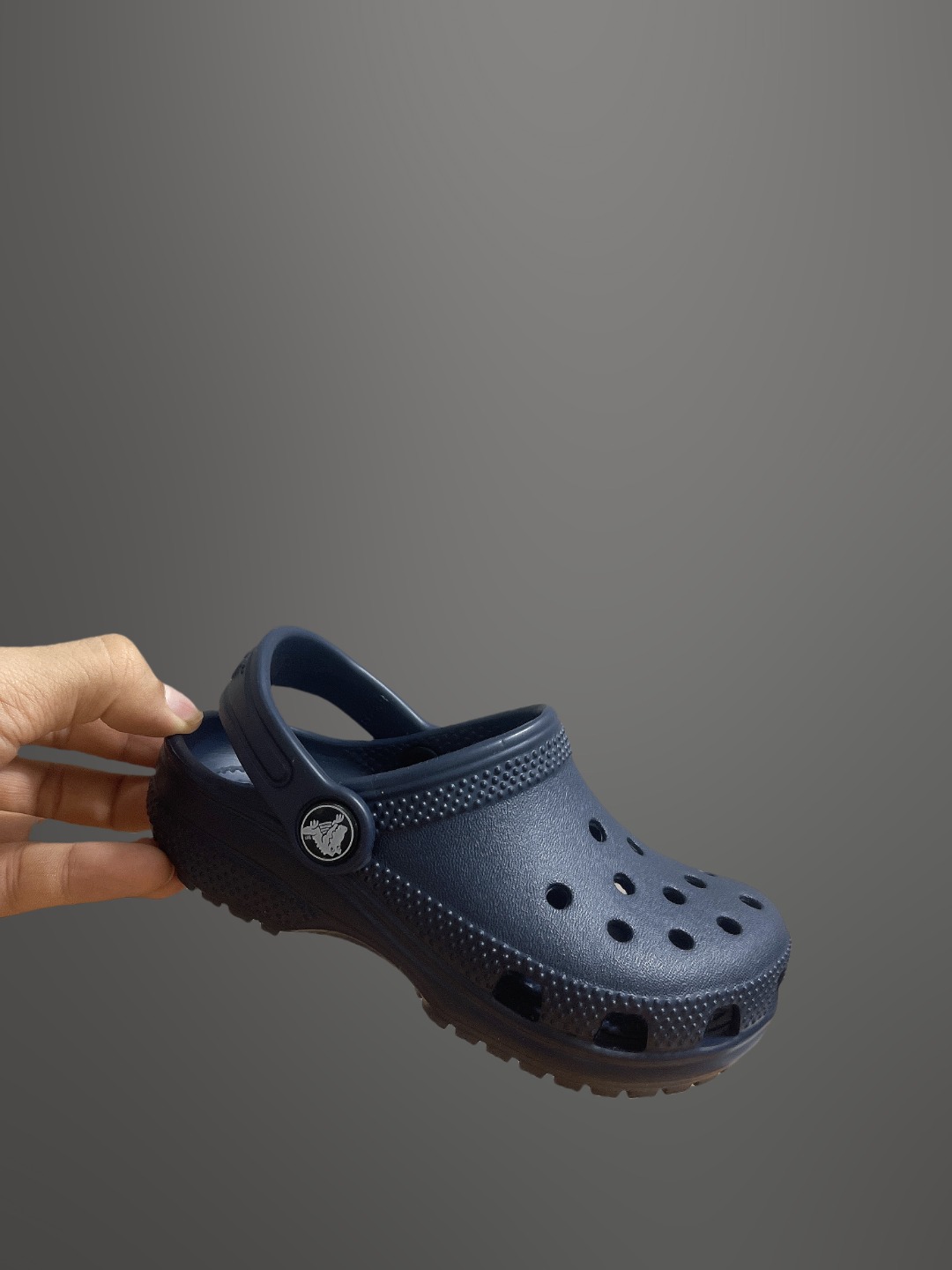 图片[8]-童鞋 配件加+3，可备注男女 尺码：C8=（24-25）C9=(25-26)，C10=(27-28 )，C11=(28-29 )， C12=(29-30 )，C13=(30-31)，J1=(32-33)，J2=(33-34)， J3=(34-35 ) 原厂版本 震撼来袭 ！！！全网独家 原厂外贸订单！！！秒杀市面所有版本没有之一！！！ Crocs卡骆驰Classic clog 运动 经典明星洞洞儿童凉鞋 儿童款 经夏季经典两用沙滩洞洞鞋 凉鞋拖鞋 透明防水袋包装 注意配件需单独购买 超轻Croslite专利材料打造 鞋面更加耐用易清洗 该鞋款轻盈舒适 2002年 经典克骆格诞生 秉承外形简单 穿着舒适的初衷 不断为消费者带来舒适的穿着体验 穿出“趣”味 鞋面洞洞可搭彰显个性的智必星 一鞋两穿 可调节式后跟带增添鞋身的稳固性能 放前面变成愜意舒适的凉拖 放后面行走跑跳更加稳妥 Croslite ™材料 封闭式细胞树脂 能够在体温作用下自动变形以适应脚部形状 涉水性优秀的同时易于清洁 抓地力强 不易打滑 Crocs的核心理念：轻便 灵活 全方位的舒适感-选品中心