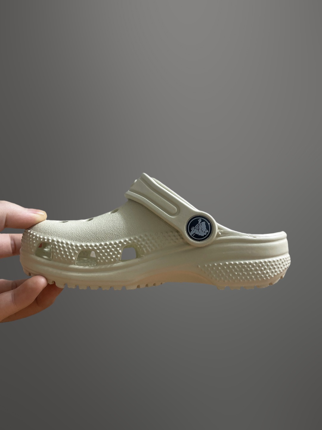 图片[4]-童鞋 配件加+3可备注男女 尺码：C8=（24-25）C9=(25-26)，C10=(27-28 )，C11=(28-29 )， C12=(29-30 )，C13=(30-31)，J1=(32-33)，J2=(33-34)， J3=(34-35 ) 原厂版本 震撼来袭 ！！！全网独家 原厂外贸订单！！！秒杀市面所有版本没有之一！！！ Crocs卡骆驰Classic clog 运动 经典明星洞洞儿童凉鞋 儿童款 经夏季经典两用沙滩洞洞鞋 凉鞋拖鞋 透明防水袋包装 注意配件需单独购买 超轻Croslite专利材料打造 鞋面更加耐用易清洗 该鞋款轻盈舒适 2002年 经典克骆格诞生 秉承外形简单 穿着舒适的初衷 不断为消费者带来舒适的穿着体验 穿出“趣”味 鞋面洞洞可搭彰显个性的智必星 一鞋两穿 可调节式后跟带增添鞋身的稳固性能 放前面变成愜意舒适的凉拖 放后面行走跑跳更加稳妥 Croslite ™材料 封闭式细胞树脂 能够在体温作用下自动变形以适应脚部形状 涉水性优秀的同时易于清洁 抓地力强 不易打滑 Crocs的核心理念：轻便 灵活 全方位的舒适感-选品中心