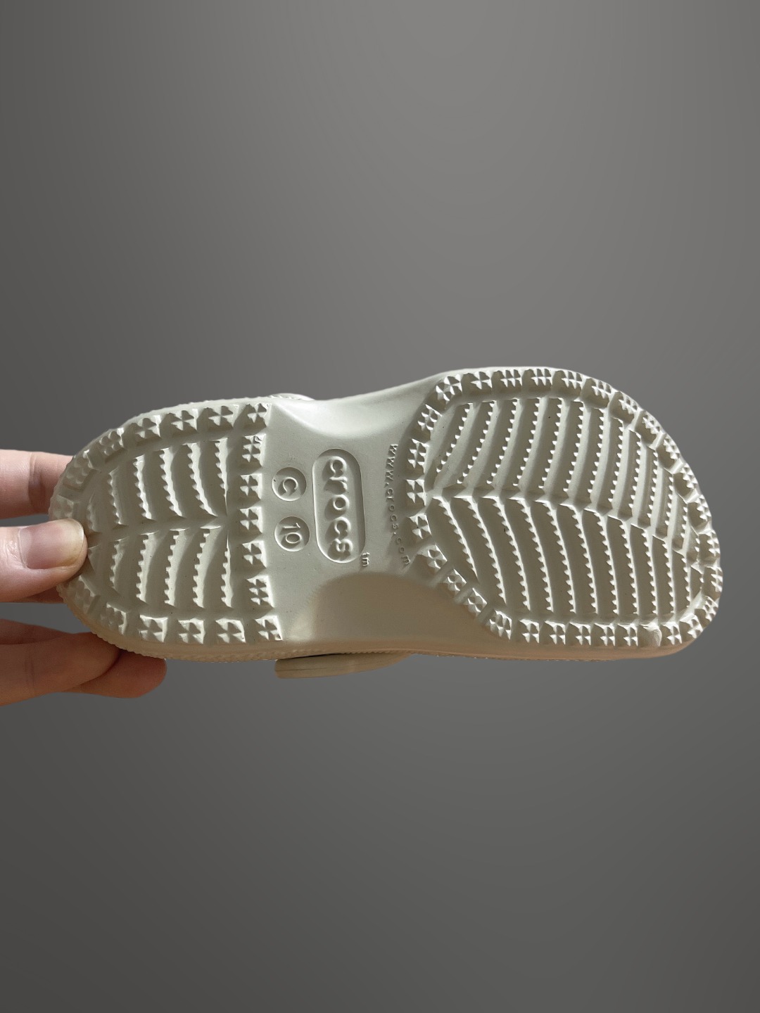 图片[5]-童鞋 配件加+3可备注男女 尺码：C8=（24-25）C9=(25-26)，C10=(27-28 )，C11=(28-29 )， C12=(29-30 )，C13=(30-31)，J1=(32-33)，J2=(33-34)， J3=(34-35 ) 原厂版本 震撼来袭 ！！！全网独家 原厂外贸订单！！！秒杀市面所有版本没有之一！！！ Crocs卡骆驰Classic clog 运动 经典明星洞洞儿童凉鞋 儿童款 经夏季经典两用沙滩洞洞鞋 凉鞋拖鞋 透明防水袋包装 注意配件需单独购买 超轻Croslite专利材料打造 鞋面更加耐用易清洗 该鞋款轻盈舒适 2002年 经典克骆格诞生 秉承外形简单 穿着舒适的初衷 不断为消费者带来舒适的穿着体验 穿出“趣”味 鞋面洞洞可搭彰显个性的智必星 一鞋两穿 可调节式后跟带增添鞋身的稳固性能 放前面变成愜意舒适的凉拖 放后面行走跑跳更加稳妥 Croslite ™材料 封闭式细胞树脂 能够在体温作用下自动变形以适应脚部形状 涉水性优秀的同时易于清洁 抓地力强 不易打滑 Crocs的核心理念：轻便 灵活 全方位的舒适感-选品中心