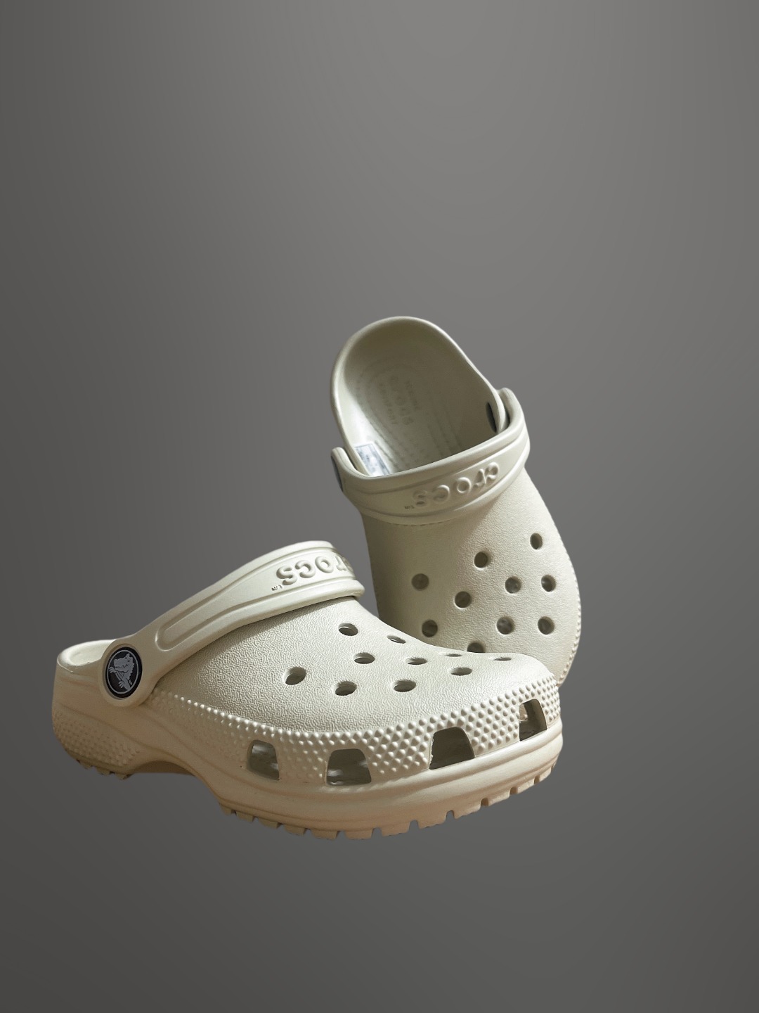 图片[9]-童鞋 配件加+3可备注男女 尺码：C8=（24-25）C9=(25-26)，C10=(27-28 )，C11=(28-29 )， C12=(29-30 )，C13=(30-31)，J1=(32-33)，J2=(33-34)， J3=(34-35 ) 原厂版本 震撼来袭 ！！！全网独家 原厂外贸订单！！！秒杀市面所有版本没有之一！！！ Crocs卡骆驰Classic clog 运动 经典明星洞洞儿童凉鞋 儿童款 经夏季经典两用沙滩洞洞鞋 凉鞋拖鞋 透明防水袋包装 注意配件需单独购买 超轻Croslite专利材料打造 鞋面更加耐用易清洗 该鞋款轻盈舒适 2002年 经典克骆格诞生 秉承外形简单 穿着舒适的初衷 不断为消费者带来舒适的穿着体验 穿出“趣”味 鞋面洞洞可搭彰显个性的智必星 一鞋两穿 可调节式后跟带增添鞋身的稳固性能 放前面变成愜意舒适的凉拖 放后面行走跑跳更加稳妥 Croslite ™材料 封闭式细胞树脂 能够在体温作用下自动变形以适应脚部形状 涉水性优秀的同时易于清洁 抓地力强 不易打滑 Crocs的核心理念：轻便 灵活 全方位的舒适感-选品中心