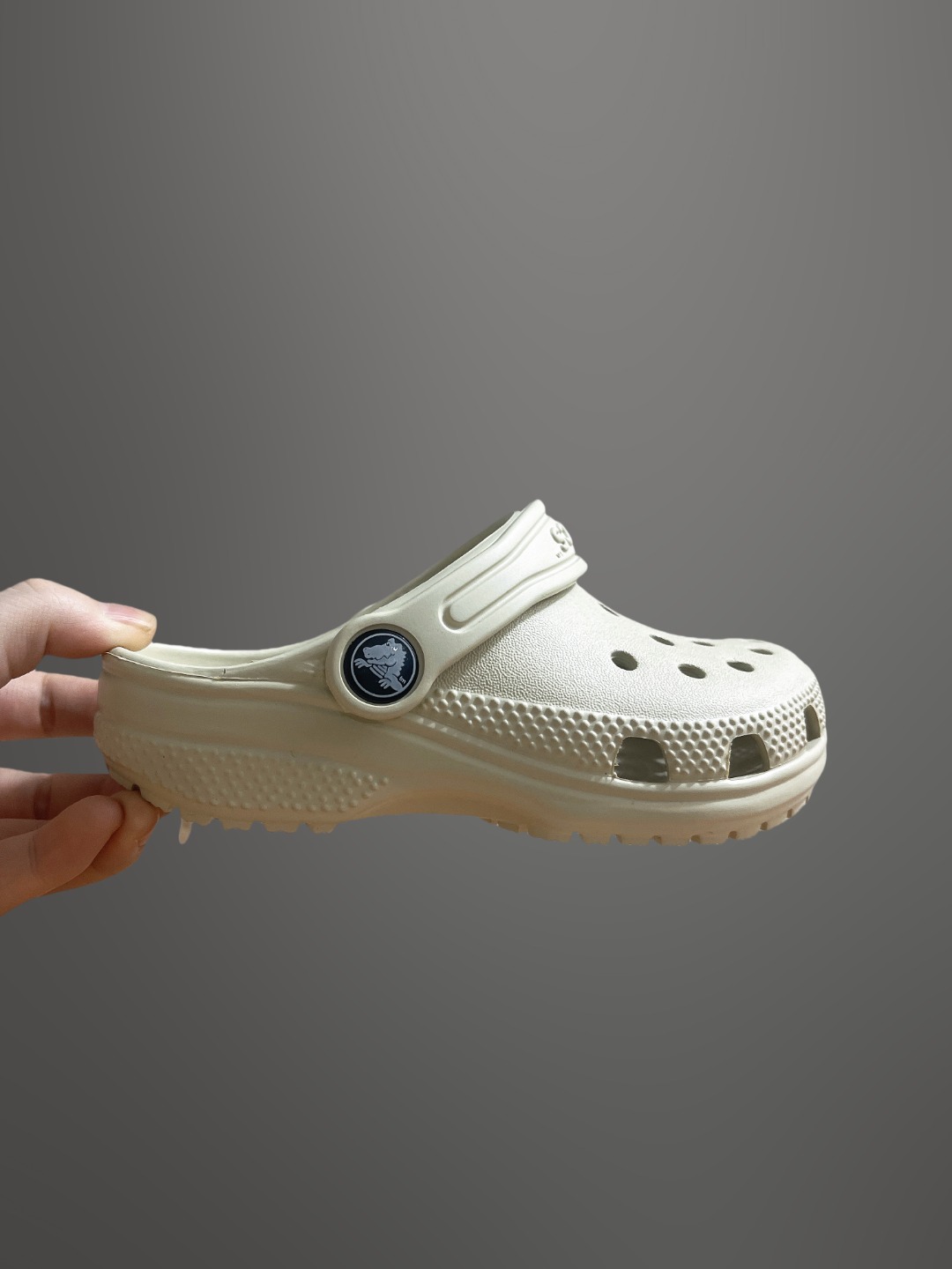 图片[6]-童鞋 配件加+3可备注男女 尺码：C8=（24-25）C9=(25-26)，C10=(27-28 )，C11=(28-29 )， C12=(29-30 )，C13=(30-31)，J1=(32-33)，J2=(33-34)， J3=(34-35 ) 原厂版本 震撼来袭 ！！！全网独家 原厂外贸订单！！！秒杀市面所有版本没有之一！！！ Crocs卡骆驰Classic clog 运动 经典明星洞洞儿童凉鞋 儿童款 经夏季经典两用沙滩洞洞鞋 凉鞋拖鞋 透明防水袋包装 注意配件需单独购买 超轻Croslite专利材料打造 鞋面更加耐用易清洗 该鞋款轻盈舒适 2002年 经典克骆格诞生 秉承外形简单 穿着舒适的初衷 不断为消费者带来舒适的穿着体验 穿出“趣”味 鞋面洞洞可搭彰显个性的智必星 一鞋两穿 可调节式后跟带增添鞋身的稳固性能 放前面变成愜意舒适的凉拖 放后面行走跑跳更加稳妥 Croslite ™材料 封闭式细胞树脂 能够在体温作用下自动变形以适应脚部形状 涉水性优秀的同时易于清洁 抓地力强 不易打滑 Crocs的核心理念：轻便 灵活 全方位的舒适感-选品中心