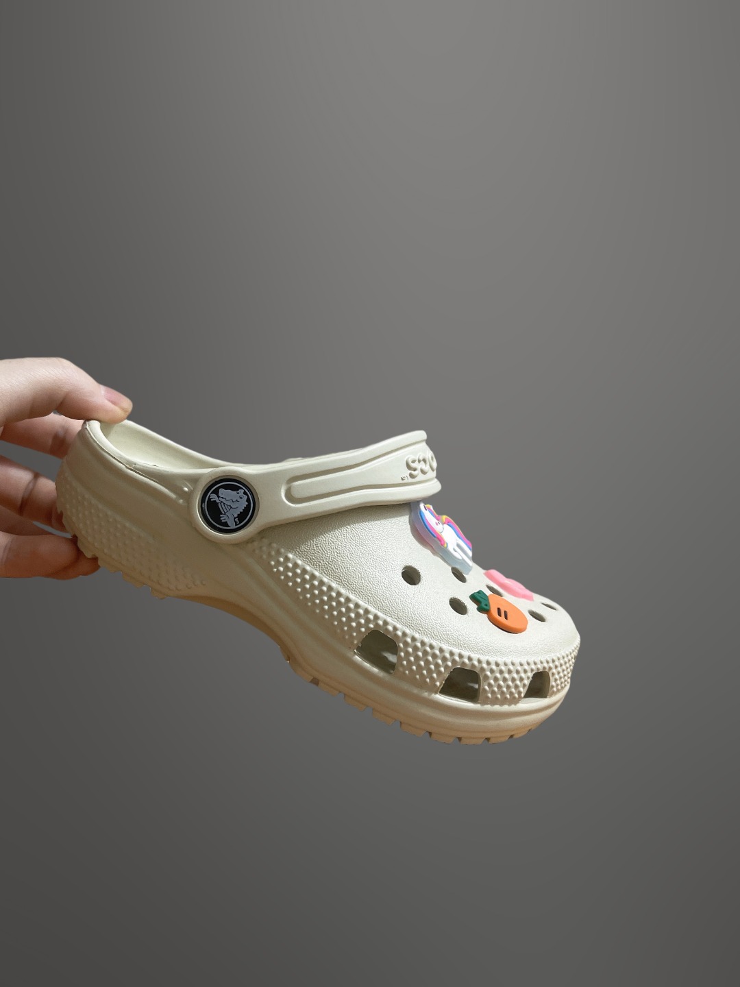 图片[2]-童鞋 配件加+3可备注男女 尺码：C8=（24-25）C9=(25-26)，C10=(27-28 )，C11=(28-29 )， C12=(29-30 )，C13=(30-31)，J1=(32-33)，J2=(33-34)， J3=(34-35 ) 原厂版本 震撼来袭 ！！！全网独家 原厂外贸订单！！！秒杀市面所有版本没有之一！！！ Crocs卡骆驰Classic clog 运动 经典明星洞洞儿童凉鞋 儿童款 经夏季经典两用沙滩洞洞鞋 凉鞋拖鞋 透明防水袋包装 注意配件需单独购买 超轻Croslite专利材料打造 鞋面更加耐用易清洗 该鞋款轻盈舒适 2002年 经典克骆格诞生 秉承外形简单 穿着舒适的初衷 不断为消费者带来舒适的穿着体验 穿出“趣”味 鞋面洞洞可搭彰显个性的智必星 一鞋两穿 可调节式后跟带增添鞋身的稳固性能 放前面变成愜意舒适的凉拖 放后面行走跑跳更加稳妥 Croslite ™材料 封闭式细胞树脂 能够在体温作用下自动变形以适应脚部形状 涉水性优秀的同时易于清洁 抓地力强 不易打滑 Crocs的核心理念：轻便 灵活 全方位的舒适感-选品中心