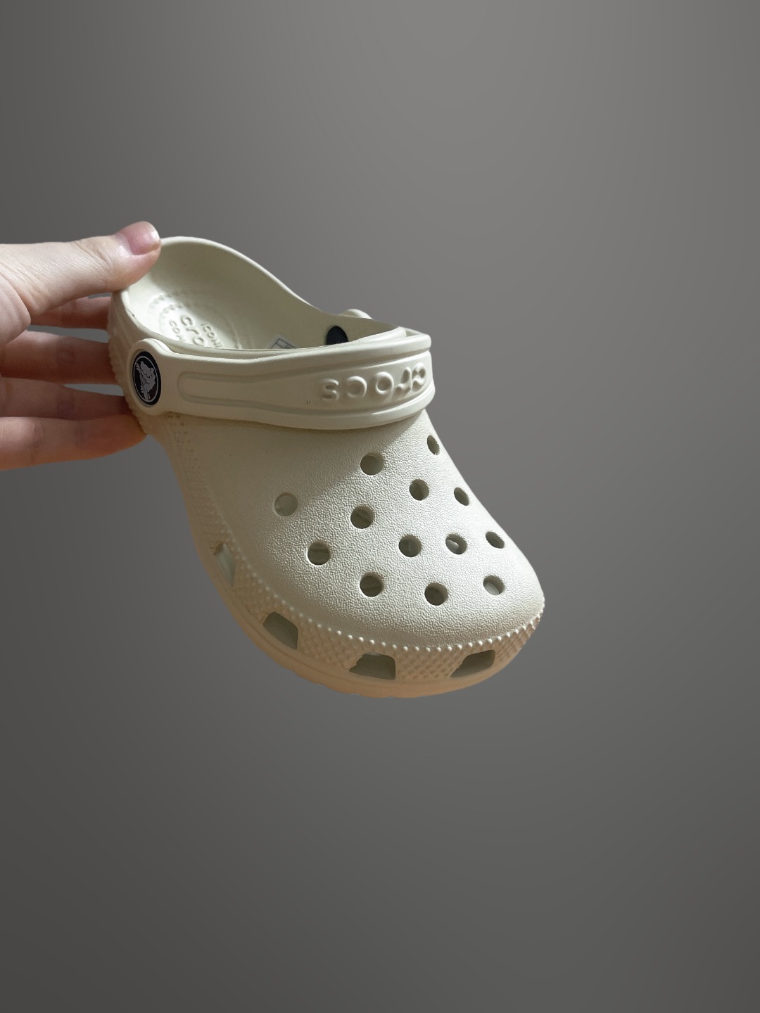 图片[8]-童鞋 配件加+3可备注男女 尺码：C8=（24-25）C9=(25-26)，C10=(27-28 )，C11=(28-29 )， C12=(29-30 )，C13=(30-31)，J1=(32-33)，J2=(33-34)， J3=(34-35 ) 原厂版本 震撼来袭 ！！！全网独家 原厂外贸订单！！！秒杀市面所有版本没有之一！！！ Crocs卡骆驰Classic clog 运动 经典明星洞洞儿童凉鞋 儿童款 经夏季经典两用沙滩洞洞鞋 凉鞋拖鞋 透明防水袋包装 注意配件需单独购买 超轻Croslite专利材料打造 鞋面更加耐用易清洗 该鞋款轻盈舒适 2002年 经典克骆格诞生 秉承外形简单 穿着舒适的初衷 不断为消费者带来舒适的穿着体验 穿出“趣”味 鞋面洞洞可搭彰显个性的智必星 一鞋两穿 可调节式后跟带增添鞋身的稳固性能 放前面变成愜意舒适的凉拖 放后面行走跑跳更加稳妥 Croslite ™材料 封闭式细胞树脂 能够在体温作用下自动变形以适应脚部形状 涉水性优秀的同时易于清洁 抓地力强 不易打滑 Crocs的核心理念：轻便 灵活 全方位的舒适感-选品中心