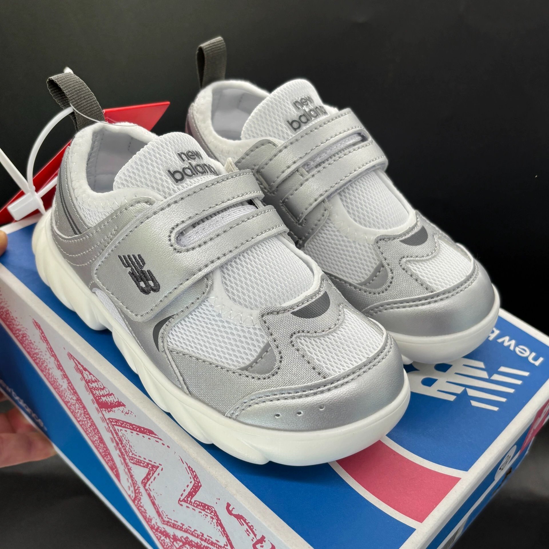 图片[4]-NB920秋款童鞋登场 随着秋风渐起，是时候给宝贝的小脚丫换上这双NB920秋款童鞋啦！它可不只是一双鞋，更是陪伴宝贝整个秋天的贴心伙伴 尺码24～37码-选品中心