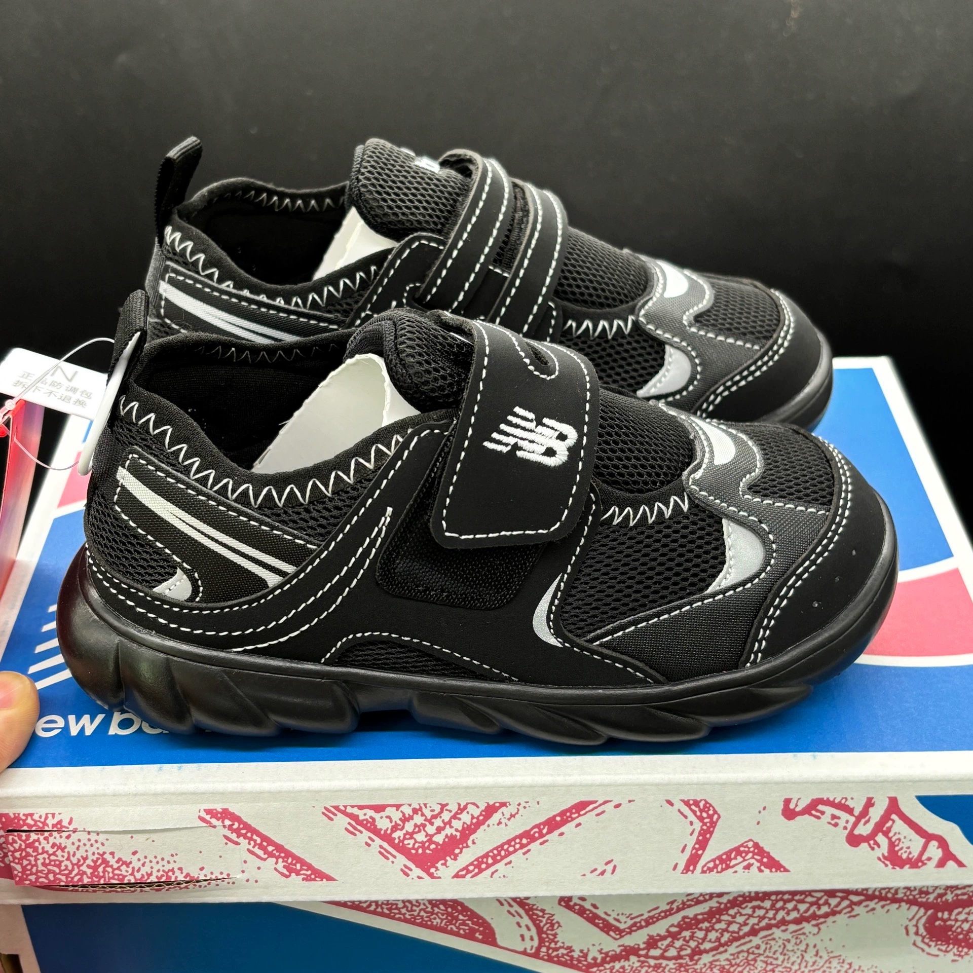 图片[2]-NB920秋款童鞋登场 随着秋风渐起，是时候给宝贝的小脚丫换上这双NB920秋款童鞋啦！它可不只是一双鞋，更是陪伴宝贝整个秋天的贴心伙伴 尺码24～37码-选品中心