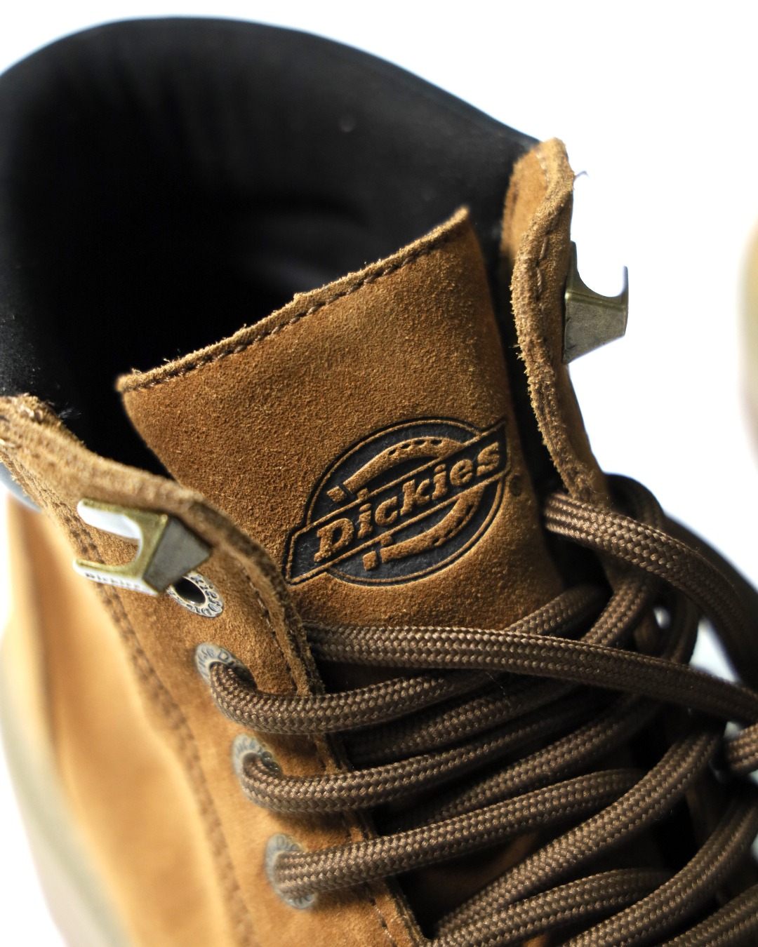 248💰（编号78）
Dickies 户外经典马丁靴  牛皮革  厚底 深棕色 百分百正品  货号：244M50LXS05D深棕 TPD+橡胶大底 数量不多 
两款 ⚠️光面无40，很少看中速度
39 40 41 42 43 44 45 现货秒发  