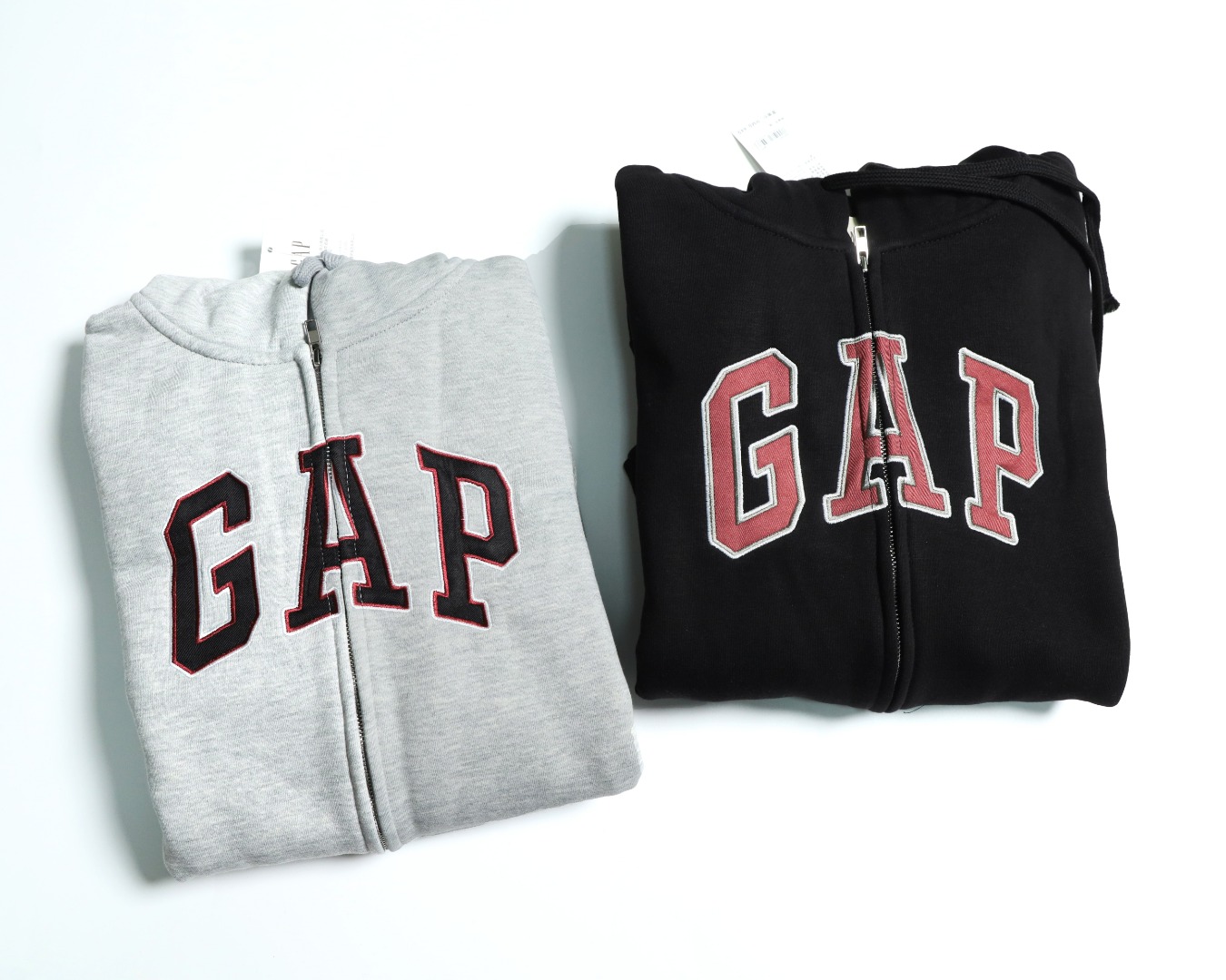 140💰（编号78）
正品GAP 连帽拉链卫衣外套
男女同款 内里薄绒 带抽绳 胸前贴布刺绣logo 百搭单品 叠穿 内搭都很不错 
黑色 灰色 S-XL 现货秒发