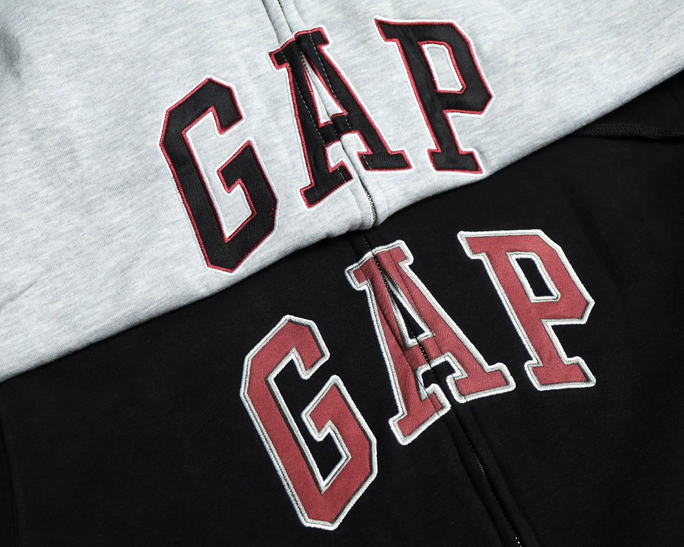 140💰（编号78）
正品GAP 连帽拉链卫衣外套
男女同款 内里薄绒 带抽绳 胸前贴布刺绣logo 百搭单品 叠穿 内搭都很不错 
黑色 灰色 S-XL 现货秒发