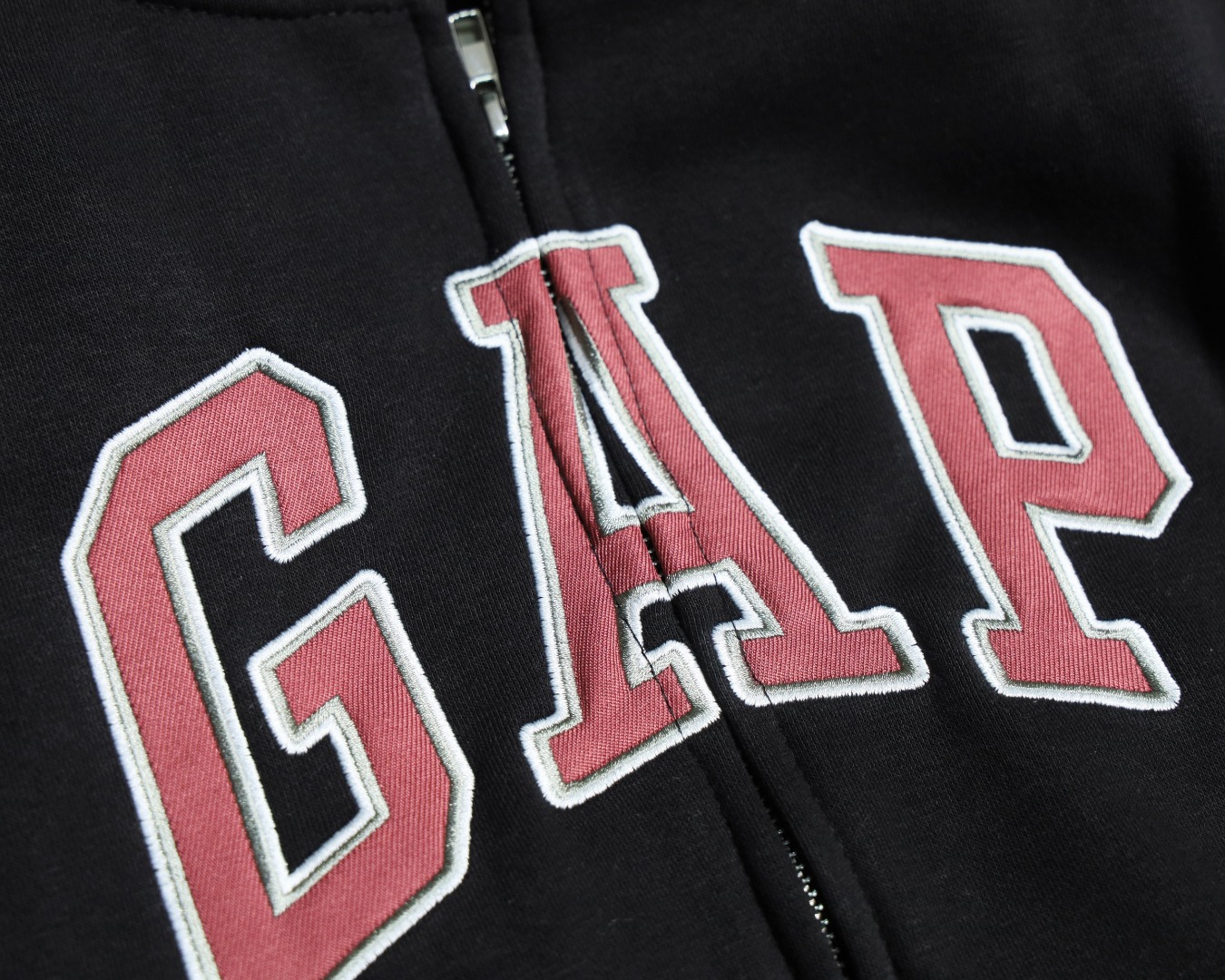 140💰（编号78）
正品GAP 连帽拉链卫衣外套
男女同款 内里薄绒 带抽绳 胸前贴布刺绣logo 百搭单品 叠穿 内搭都很不错 
黑色 灰色 S-XL 现货秒发