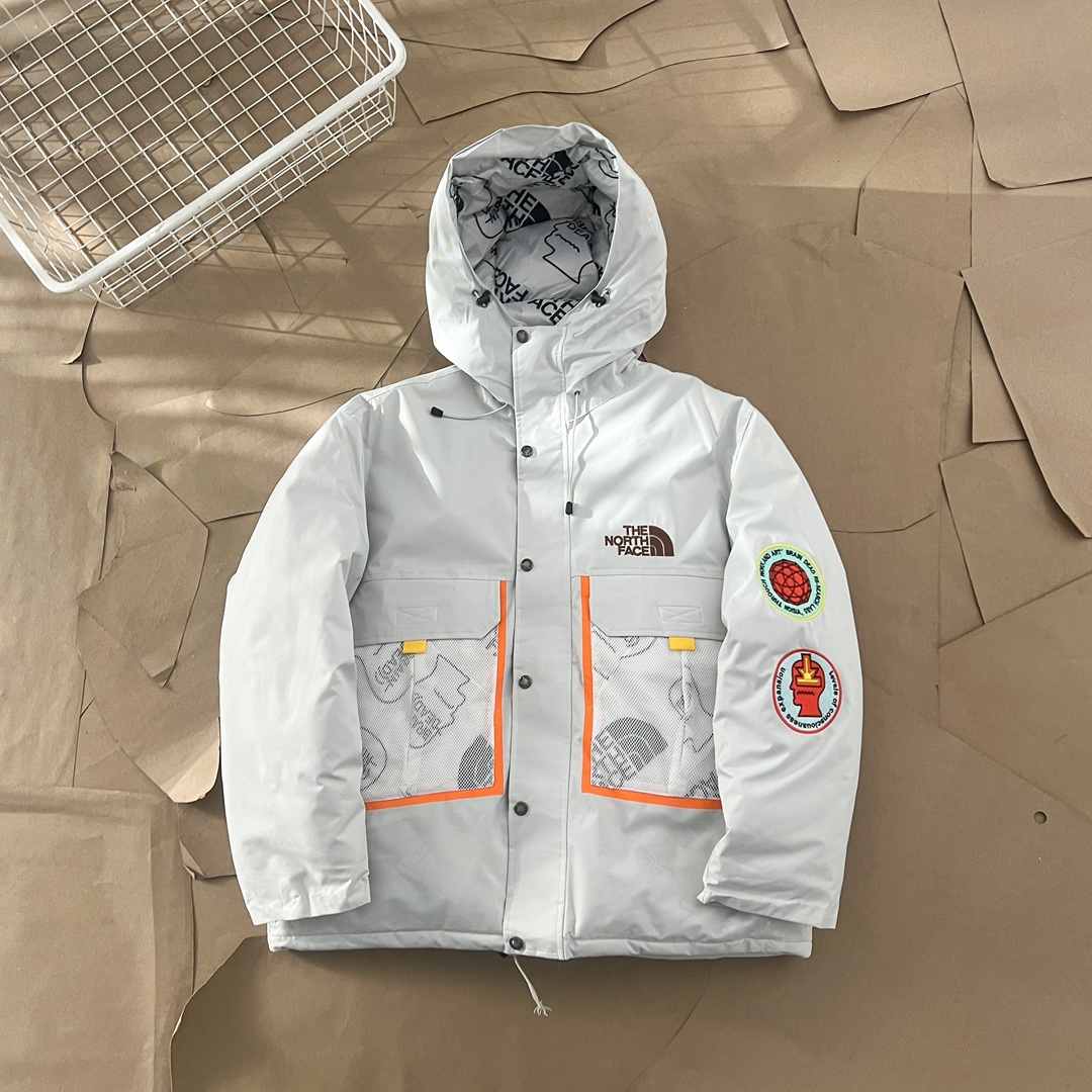 🛒购物价：455💰[顶级版本羽绒服]THE NORTH FACE x Brain Dead 北面脑死亡联名款 Printrd nuptse Jaclet 多徽标工装刺绣羽绒服

The North Face"的字面含义为山的最寒冷、最艰难一面。它也是The North Face"的产品能够发挥功能的地方。 The North Face。一直致力支持去发现亲近自然。赞助探险家们去征服那些遥远的,人类尚不可触及的角落。 The North Face"的标识,取自于美国Yosemite优胜美地国家公园内的半圆页山Half Dome,这也是等岩爱好者们擎爬花岗石的终极目标。

产品信息：
1⃣ 填充：RDS认证高品质700高蓬松鹅绒/克重400g
2⃣ 面料：盛泽原厂高密度户外轻度防水材料
3⃣ 拉链：YKK吉田ISO 9000品质顶级ZP拉链
4⃣ 内胆：400T高端羽绒服防跑绒材料
5⃣ 特性：为冬季户外提供保暖呵护，保暖性出色，穿着轻便不厚重。

颜色：黑色 白色
尺码：S-2XL
尺码      胸围  肩宽  袖长  衣长
   S       120     50     57     67   建议120斤内穿
   M      124     52     59     69   建议140斤内穿
   L       128     53     61     72  建议160斤内穿
  XL      132     55     63     74  建议180斤内穿
XXL      136    56     65     76  建议200斤内穿
（手工测量误差1-3cm）

