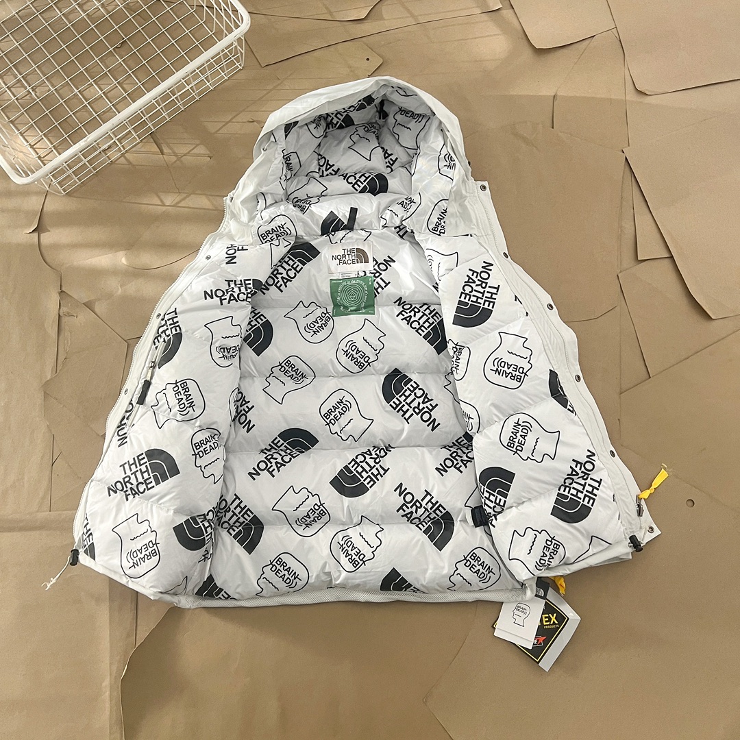 🛒购物价：455💰[顶级版本羽绒服]THE NORTH FACE x Brain Dead 北面脑死亡联名款 Printrd nuptse Jaclet 多徽标工装刺绣羽绒服

The North Face"的字面含义为山的最寒冷、最艰难一面。它也是The North Face"的产品能够发挥功能的地方。 The North Face。一直致力支持去发现亲近自然。赞助探险家们去征服那些遥远的,人类尚不可触及的角落。 The North Face"的标识,取自于美国Yosemite优胜美地国家公园内的半圆页山Half Dome,这也是等岩爱好者们擎爬花岗石的终极目标。

产品信息：
1⃣ 填充：RDS认证高品质700高蓬松鹅绒/克重400g
2⃣ 面料：盛泽原厂高密度户外轻度防水材料
3⃣ 拉链：YKK吉田ISO 9000品质顶级ZP拉链
4⃣ 内胆：400T高端羽绒服防跑绒材料
5⃣ 特性：为冬季户外提供保暖呵护，保暖性出色，穿着轻便不厚重。

颜色：黑色 白色
尺码：S-2XL
尺码      胸围  肩宽  袖长  衣长
   S       120     50     57     67   建议120斤内穿
   M      124     52     59     69   建议140斤内穿
   L       128     53     61     72  建议160斤内穿
  XL      132     55     63     74  建议180斤内穿
XXL      136    56     65     76  建议200斤内穿
（手工测量误差1-3cm）

