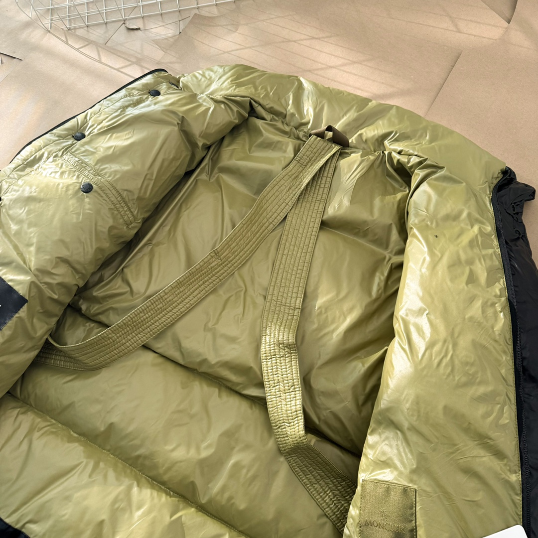 🛒购物价：535💰[顶级版本羽绒服]Moncler2024冬季新款绿胖子连帽羽绒服

柜子在售爆款，一件难求。内充90绒，轻柔保暖，上身有型；采用定制防风防雨面料，软糯亲肤，抗皱抗静电不粘灰，易打理；立领连帽设计，帽子可拆卸，帽子内侧拼色内衬，时尚减龄；正身大斜兜设计，配以与帽子内衬同色系拉链头，帅气十足；同色高支数内衬，多层内胆，品牌工厂出品，不会漏毛，品质有保证；一款适合多种场合穿搭的羽绒服，男女同款，情侣款。

颜色:黑色

尺码:1-5
尺码推荐
	尺码	身高CM	体重(斤)	胸围CM	肩宽CM	袖长CM	衣长CM
	1	165-170	90-120	108	47	61.5	66
	2	170-175	120-140	112	48	63	68
	3	175-178	140-160	116	49	64.5	70
	4	178-180	160-180	120	50	66	72
	5	180-190	180-200	124	51	67.5	74