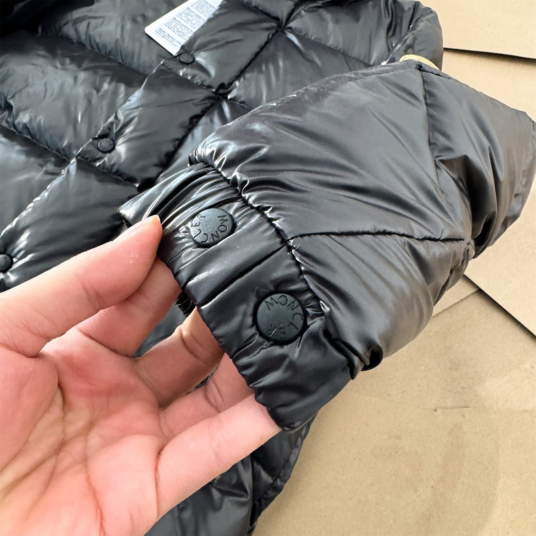 🛒购物价：535💰[顶级版本羽绒服]Moncler2024冬季新款绿胖子连帽羽绒服

柜子在售爆款，一件难求。内充90绒，轻柔保暖，上身有型；采用定制防风防雨面料，软糯亲肤，抗皱抗静电不粘灰，易打理；立领连帽设计，帽子可拆卸，帽子内侧拼色内衬，时尚减龄；正身大斜兜设计，配以与帽子内衬同色系拉链头，帅气十足；同色高支数内衬，多层内胆，品牌工厂出品，不会漏毛，品质有保证；一款适合多种场合穿搭的羽绒服，男女同款，情侣款。

颜色:黑色

尺码:1-5
尺码推荐
	尺码	身高CM	体重(斤)	胸围CM	肩宽CM	袖长CM	衣长CM
	1	165-170	90-120	108	47	61.5	66
	2	170-175	120-140	112	48	63	68
	3	175-178	140-160	116	49	64.5	70
	4	178-180	160-180	120	50	66	72
	5	180-190	180-200	124	51	67.5	74