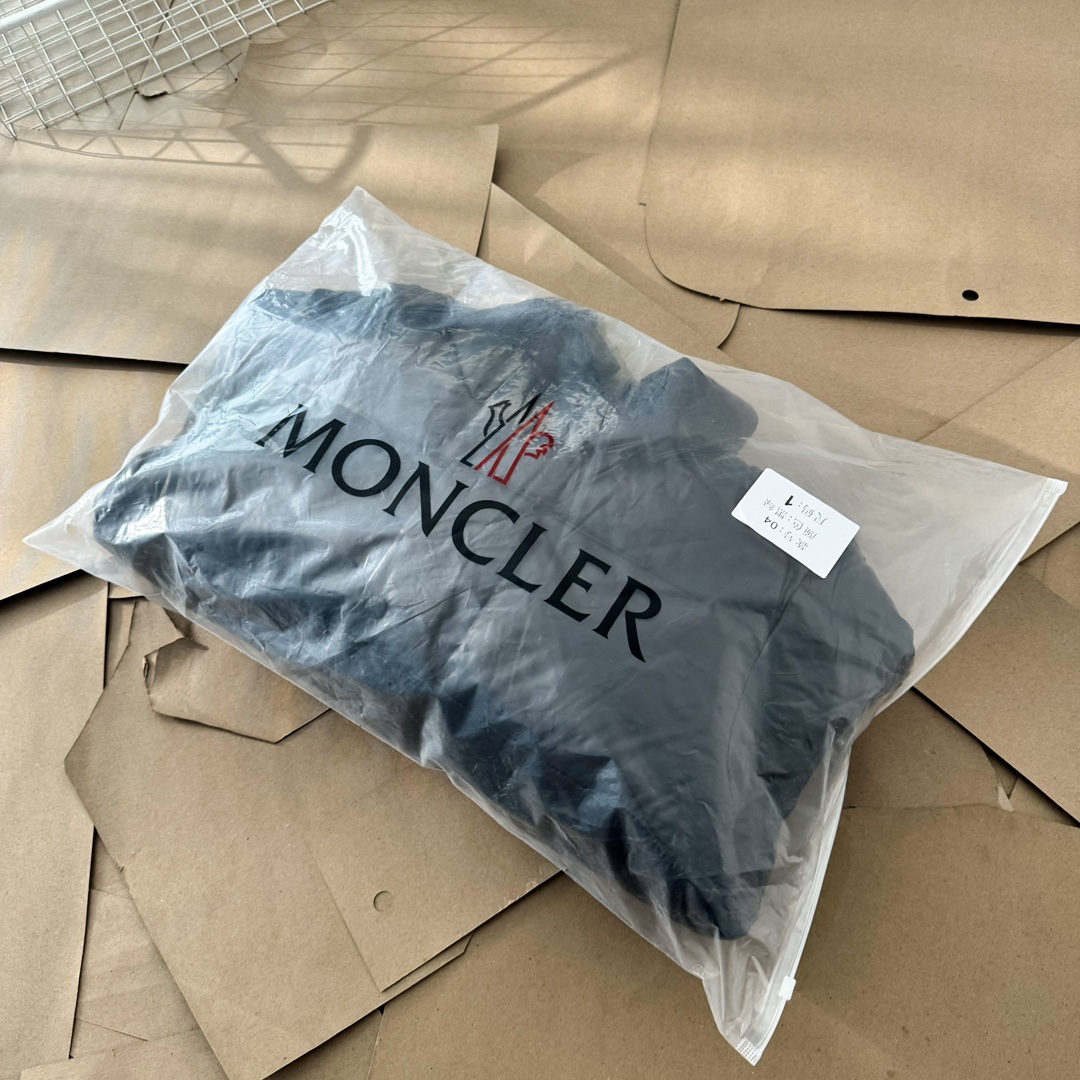 🛒购物价：535💰[顶级版本羽绒服]Moncler2024冬季新款绿胖子连帽羽绒服

柜子在售爆款，一件难求。内充90绒，轻柔保暖，上身有型；采用定制防风防雨面料，软糯亲肤，抗皱抗静电不粘灰，易打理；立领连帽设计，帽子可拆卸，帽子内侧拼色内衬，时尚减龄；正身大斜兜设计，配以与帽子内衬同色系拉链头，帅气十足；同色高支数内衬，多层内胆，品牌工厂出品，不会漏毛，品质有保证；一款适合多种场合穿搭的羽绒服，男女同款，情侣款。

颜色:黑色

尺码:1-5
尺码推荐
	尺码	身高CM	体重(斤)	胸围CM	肩宽CM	袖长CM	衣长CM
	1	165-170	90-120	108	47	61.5	66
	2	170-175	120-140	112	48	63	68
	3	175-178	140-160	116	49	64.5	70
	4	178-180	160-180	120	50	66	72
	5	180-190	180-200	124	51	67.5	74