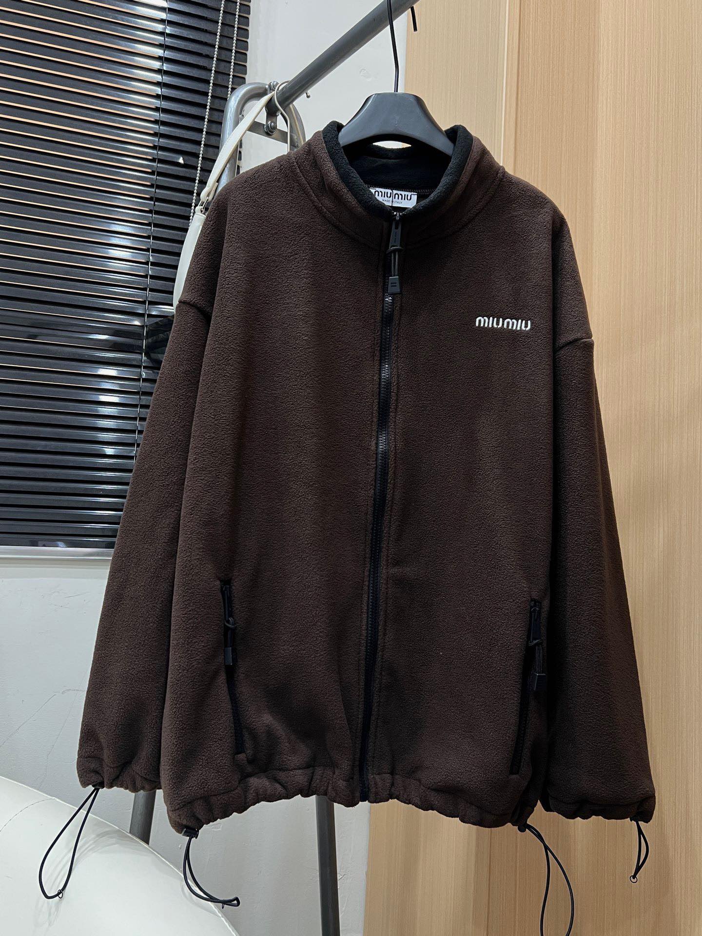  💰135
𝐌𝐢𝐮/缪缪🏠 咖啡摇粒绒外套🌰
男女同款 大版型！
表面颗粒饱满蓬松，触感软糯得像云朵，
穿上就不想脱下来！
颜色：咖色
尺码：SML
s码推荐： 80~100
m码推荐：100～115
L 码推荐： 115～135 