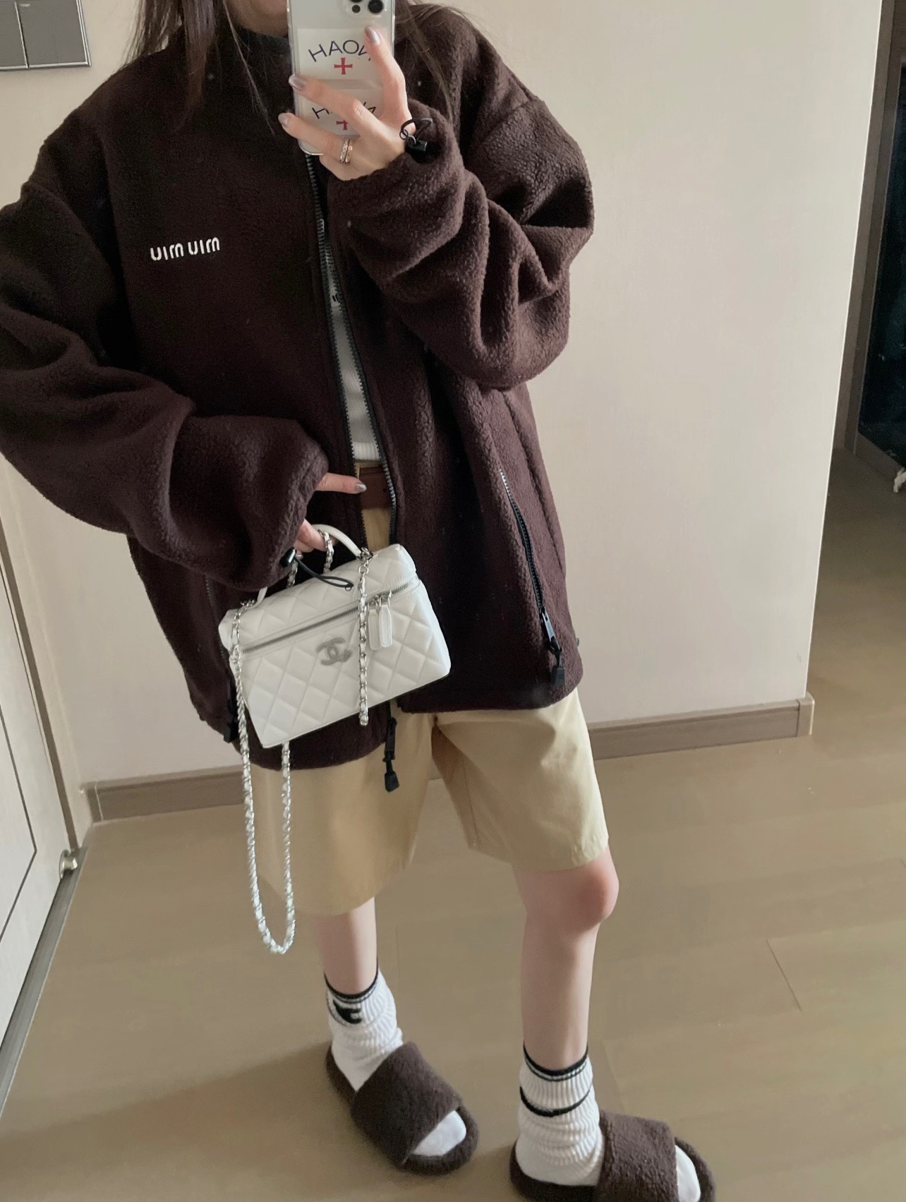  💰135
𝐌𝐢𝐮/缪缪🏠 咖啡摇粒绒外套🌰
男女同款 大版型！
表面颗粒饱满蓬松，触感软糯得像云朵，
穿上就不想脱下来！
颜色：咖色
尺码：SML
s码推荐： 80~100
m码推荐：100～115
L 码推荐： 115～135 