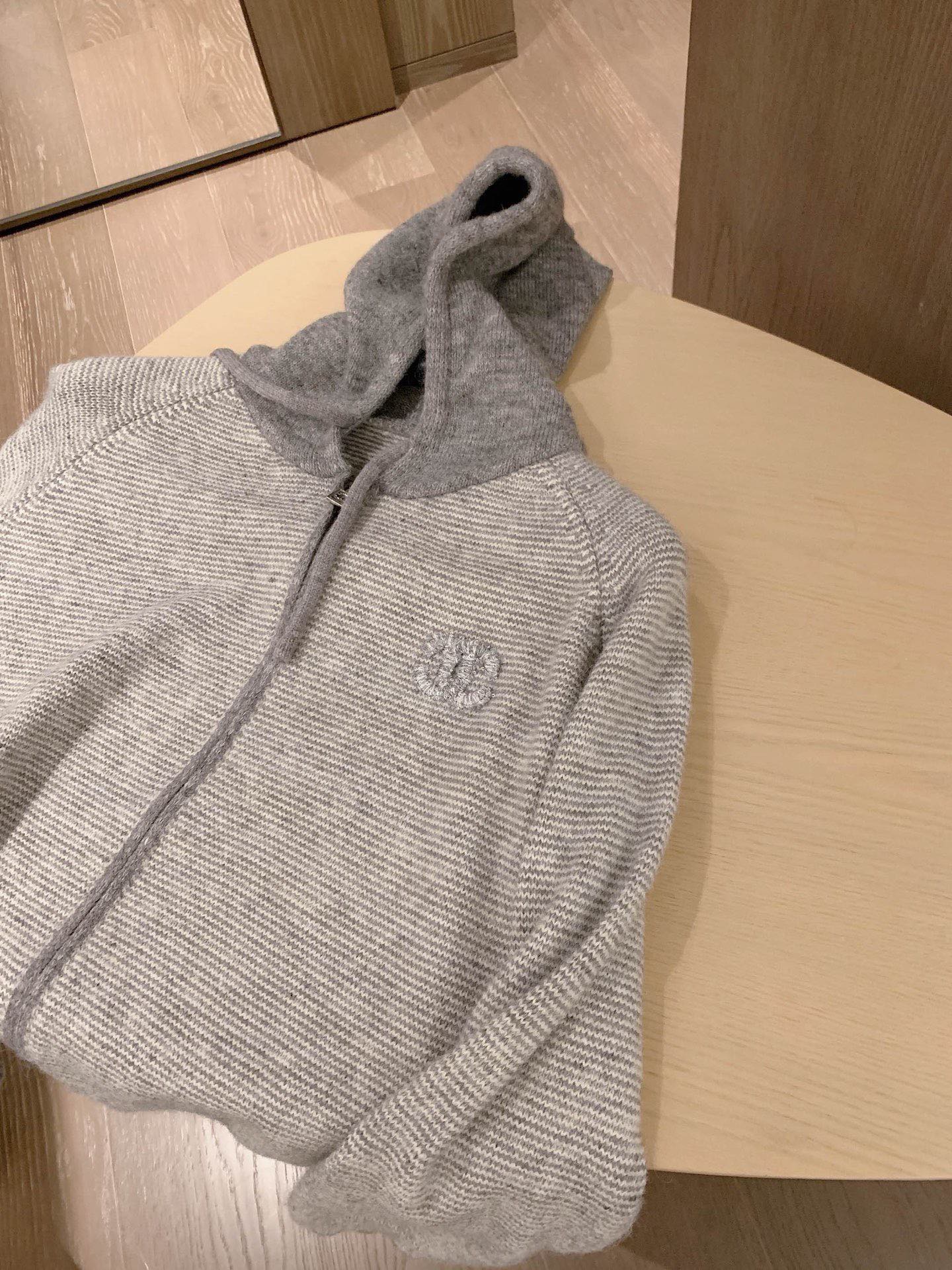  💰135
香奈儿🏠 25.上新小香杂色纱线毛衣开衫💕
承包一整个秋冬
在秋冬的温柔里～复古感瞬间拉满时髦又显气质～是专属于秋冬的复古松弛美学~
颜色：灰色
尺码：SML
s码推荐： 80~100
m码推荐：100～115
L 码推荐： 115～135 