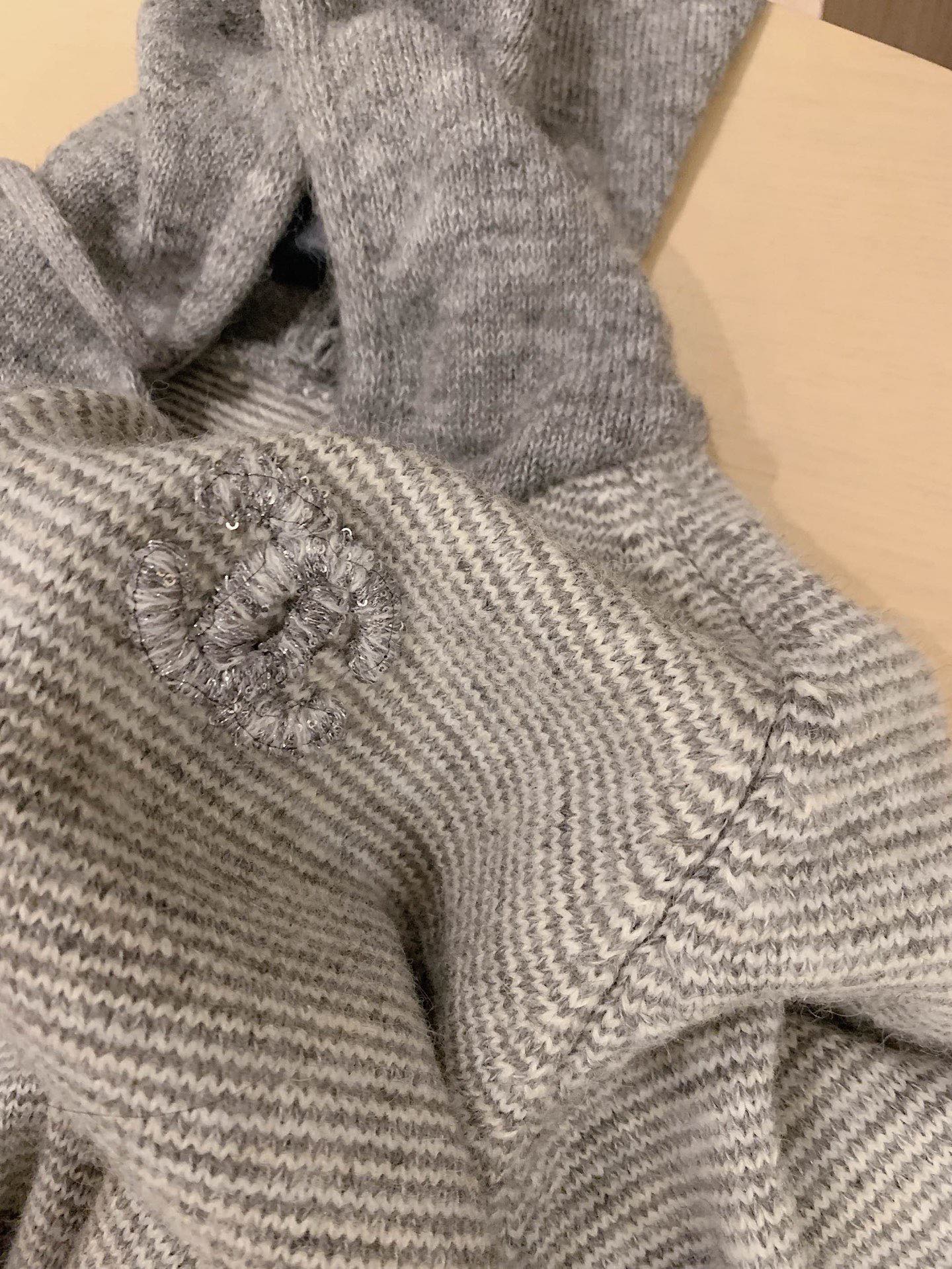  💰135
香奈儿🏠 25.上新小香杂色纱线毛衣开衫💕
承包一整个秋冬
在秋冬的温柔里～复古感瞬间拉满时髦又显气质～是专属于秋冬的复古松弛美学~
颜色：灰色
尺码：SML
s码推荐： 80~100
m码推荐：100～115
L 码推荐： 115～135 