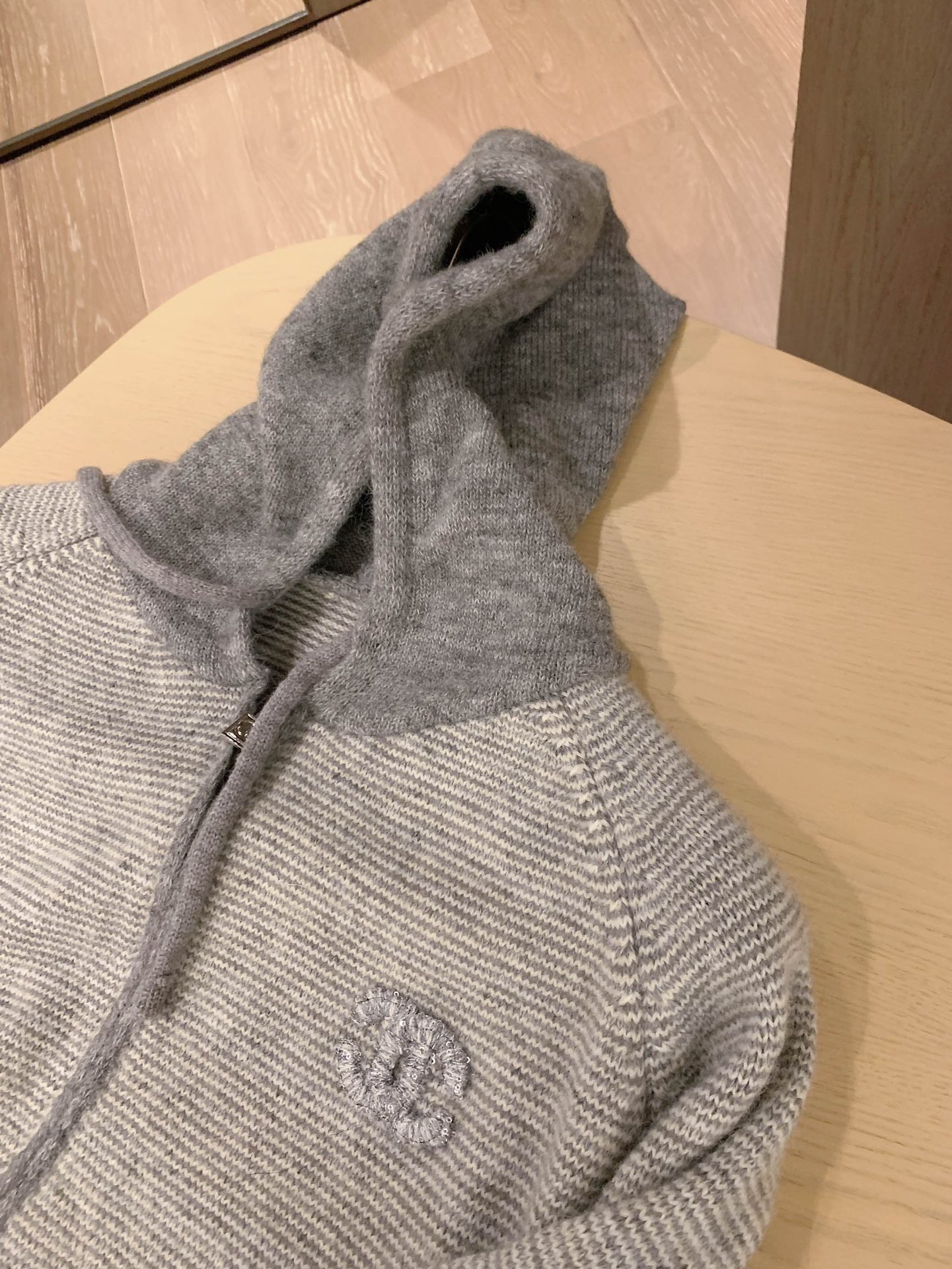  💰135
香奈儿🏠 25.上新小香杂色纱线毛衣开衫💕
承包一整个秋冬
在秋冬的温柔里～复古感瞬间拉满时髦又显气质～是专属于秋冬的复古松弛美学~
颜色：灰色
尺码：SML
s码推荐： 80~100
m码推荐：100～115
L 码推荐： 115～135 