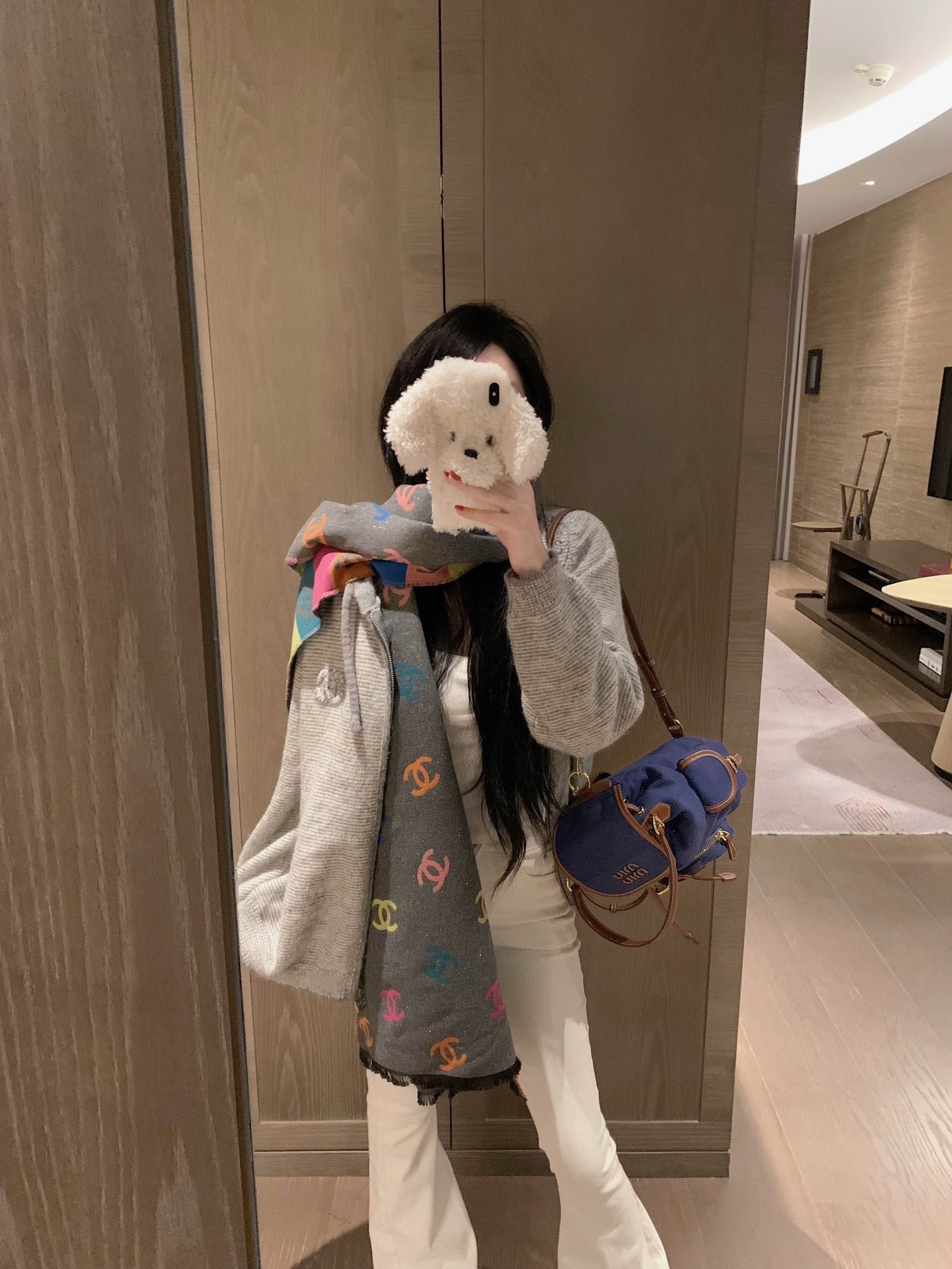  💰135
香奈儿🏠 25.上新小香杂色纱线毛衣开衫💕
承包一整个秋冬
在秋冬的温柔里～复古感瞬间拉满时髦又显气质～是专属于秋冬的复古松弛美学~
颜色：灰色
尺码：SML
s码推荐： 80~100
m码推荐：100～115
L 码推荐： 115～135 