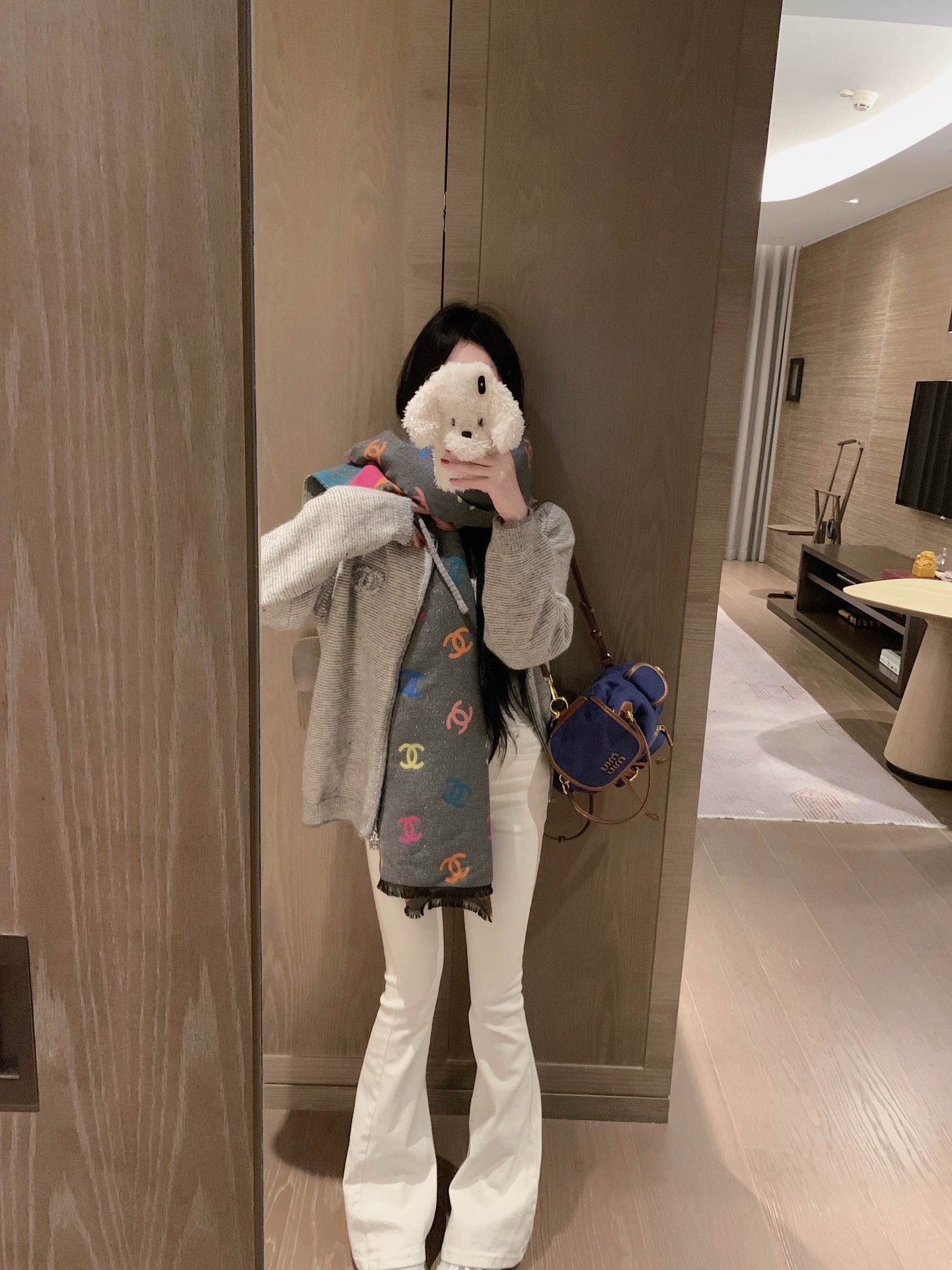  💰135
香奈儿🏠 25.上新小香杂色纱线毛衣开衫💕
承包一整个秋冬
在秋冬的温柔里～复古感瞬间拉满时髦又显气质～是专属于秋冬的复古松弛美学~
颜色：灰色
尺码：SML
s码推荐： 80~100
m码推荐：100～115
L 码推荐： 115～135 