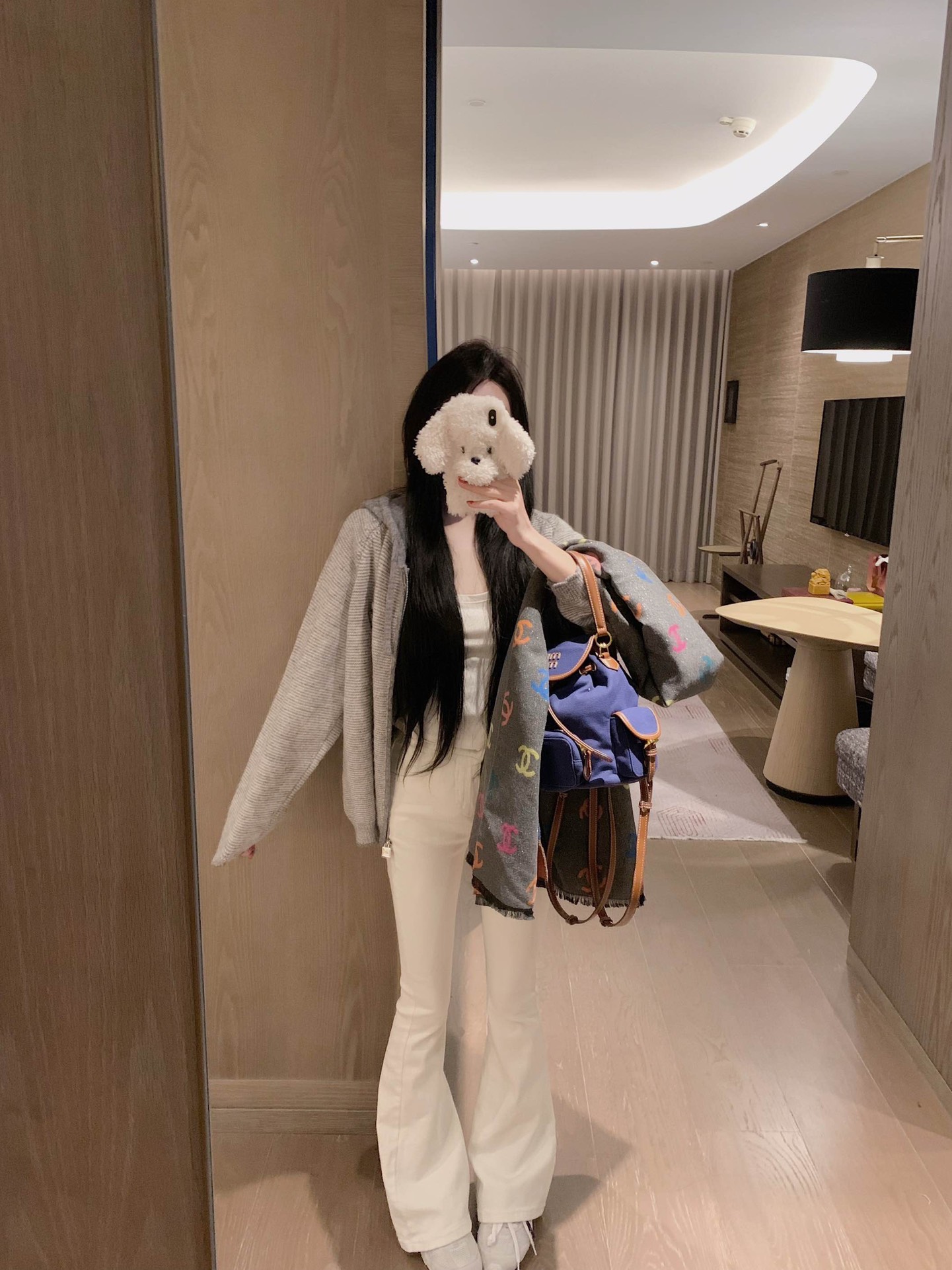  💰135
香奈儿🏠 25.上新小香杂色纱线毛衣开衫💕
承包一整个秋冬
在秋冬的温柔里～复古感瞬间拉满时髦又显气质～是专属于秋冬的复古松弛美学~
颜色：灰色
尺码：SML
s码推荐： 80~100
m码推荐：100～115
L 码推荐： 115～135 