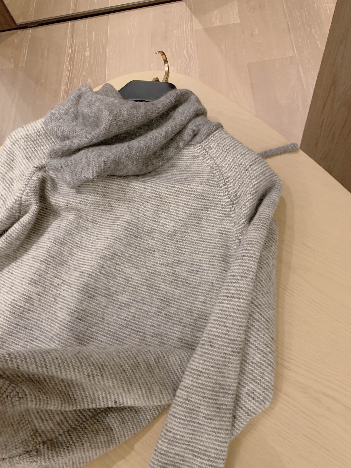  💰135
香奈儿🏠 25.上新小香杂色纱线毛衣开衫💕
承包一整个秋冬
在秋冬的温柔里～复古感瞬间拉满时髦又显气质～是专属于秋冬的复古松弛美学~
颜色：灰色
尺码：SML
s码推荐： 80~100
m码推荐：100～115
L 码推荐： 115～135 