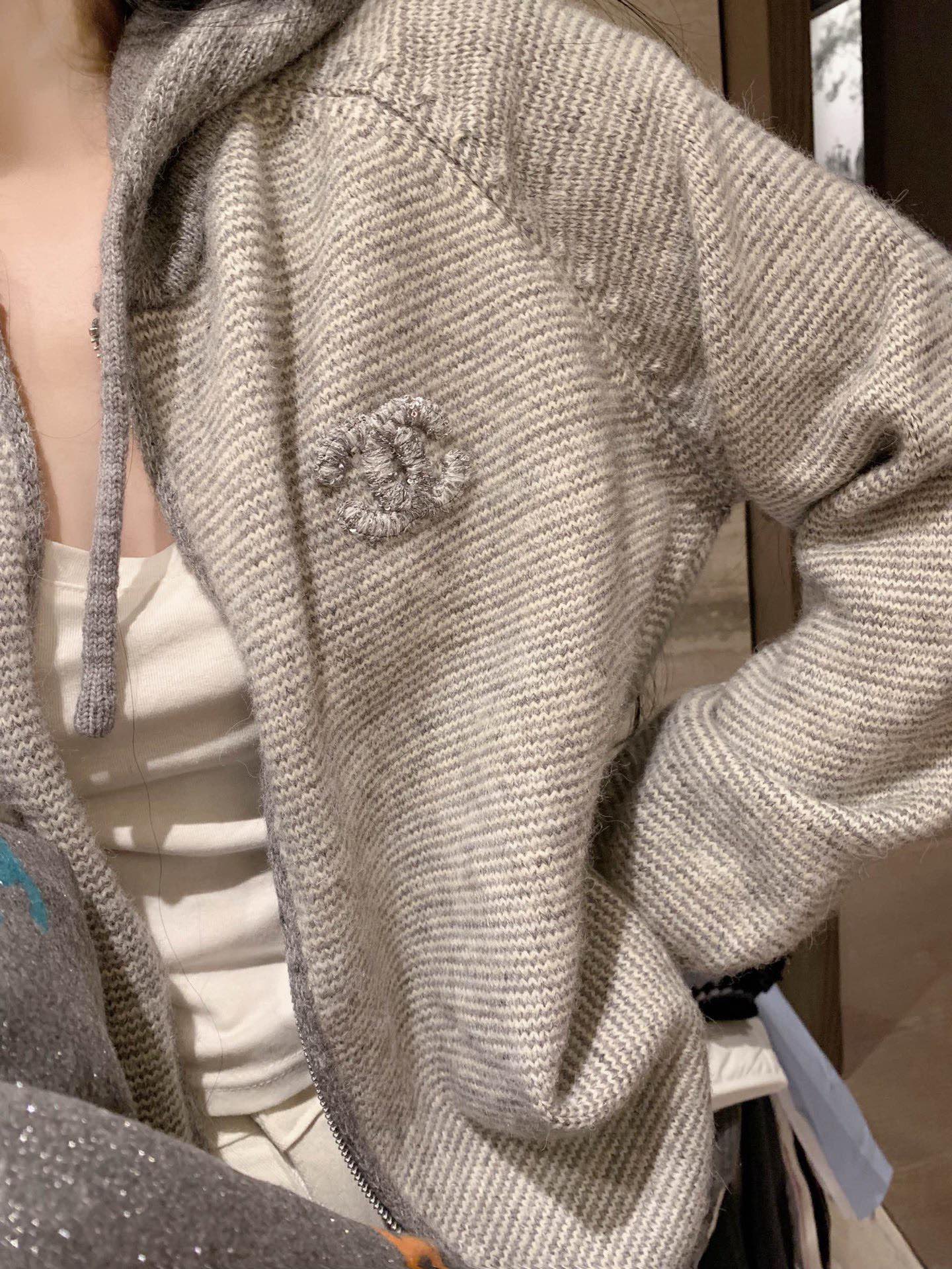  💰135
香奈儿🏠 25.上新小香杂色纱线毛衣开衫💕
承包一整个秋冬
在秋冬的温柔里～复古感瞬间拉满时髦又显气质～是专属于秋冬的复古松弛美学~
颜色：灰色
尺码：SML
s码推荐： 80~100
m码推荐：100～115
L 码推荐： 115～135 