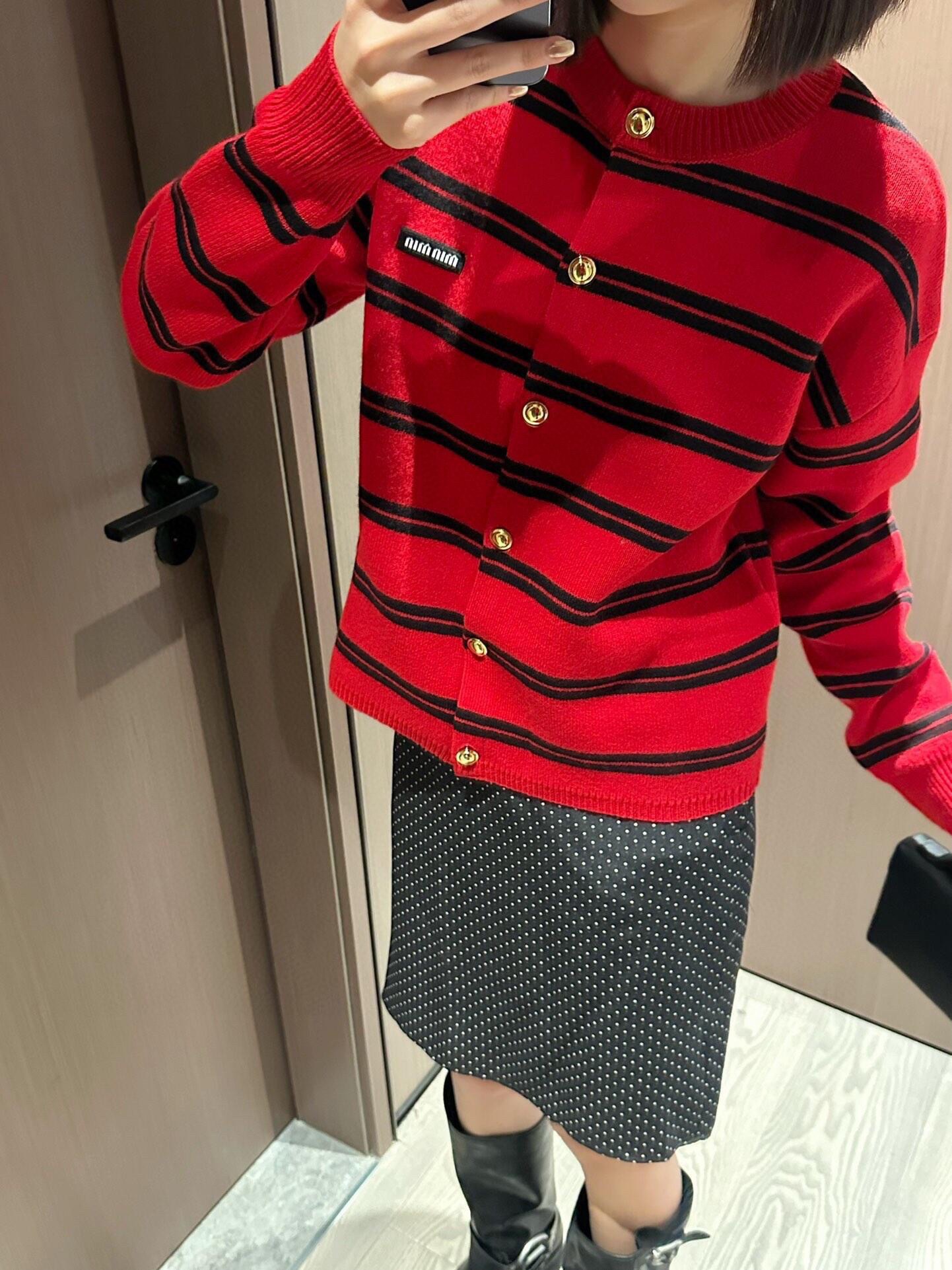  💰110
MIU/缪缪🏠 系条纹开衫高级减龄神器～
今天是MIU 系女孩！
女人秋冬衣橱里一定要有这件 MIU 系圆领条纹撞色开衫！
柔软亲肤，贴身穿简直幸福感满满。经典的条纹元素与撞色设计，完美融合，轻松打破秋冬的沉闷，活泼而不失优雅，减龄效果一流，穿上瞬间年轻好几岁。
颜色：灰色/红色
📍均码衣长57 胸围100