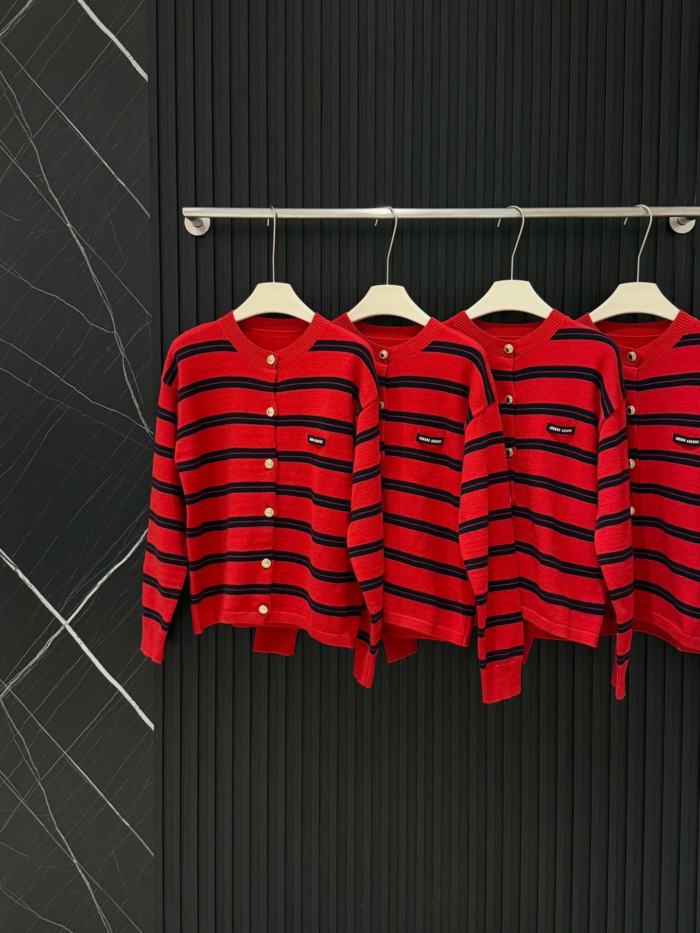  💰110
MIU/缪缪🏠 系条纹开衫高级减龄神器～
今天是MIU 系女孩！
女人秋冬衣橱里一定要有这件 MIU 系圆领条纹撞色开衫！
柔软亲肤，贴身穿简直幸福感满满。经典的条纹元素与撞色设计，完美融合，轻松打破秋冬的沉闷，活泼而不失优雅，减龄效果一流，穿上瞬间年轻好几岁。
颜色：灰色/红色
📍均码衣长57 胸围100